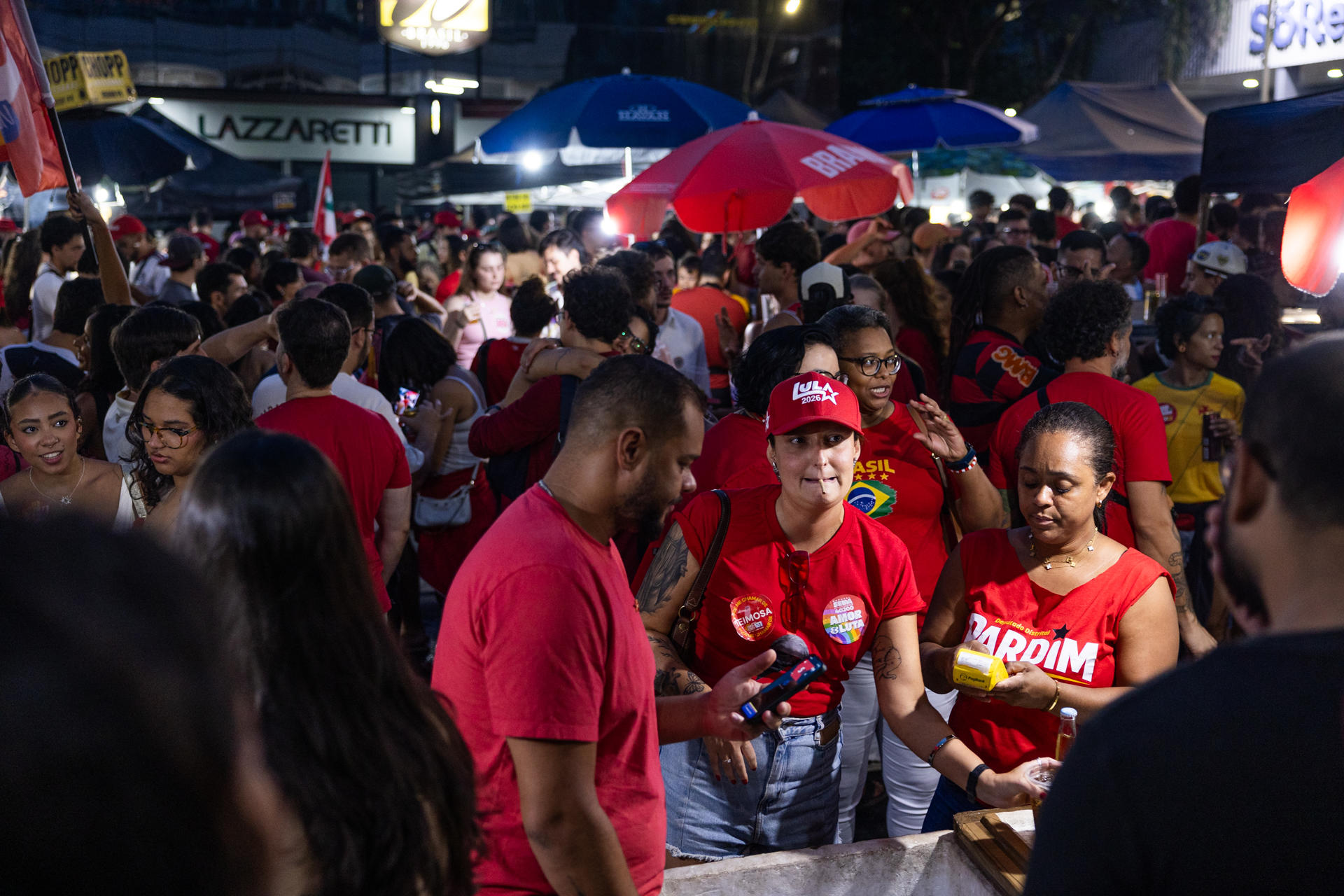 BRASILIA (BRASIL).- Simpatizantes del presidente de Brasil y candidato a la reelección, Luiz Inácio Lula da Silva, esperan resultados electorales este domingo, en Brasilia (Brasil). EFE/ Vinícius Santa Rosa