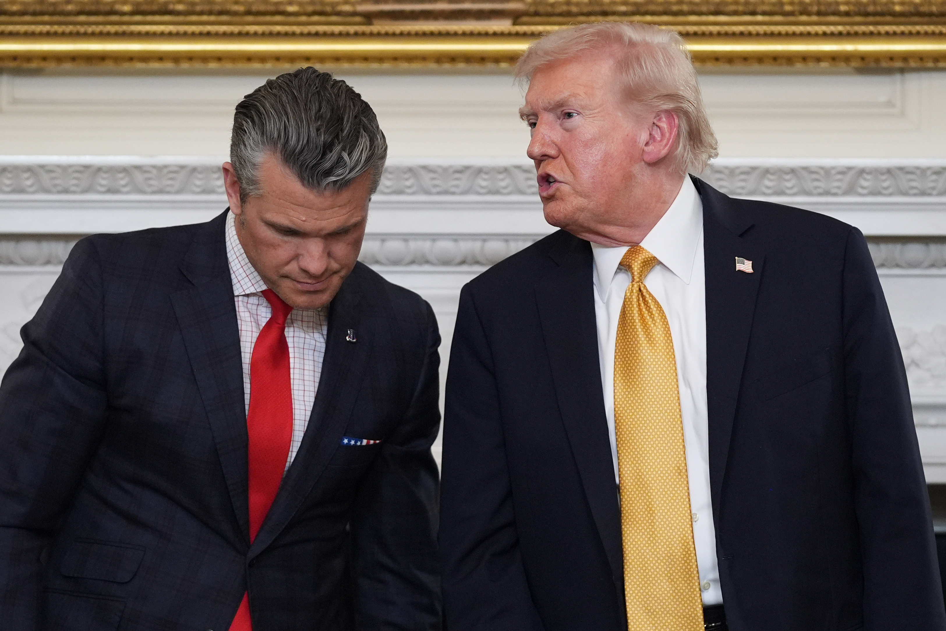 El presidente Donald Trump habla con el secretario de Defensa, Pete Hegseth, en la Casa Blanca, el 23 de octubre de 2025, en Washington. (Foto AP/Evan Vucci, Archivo)