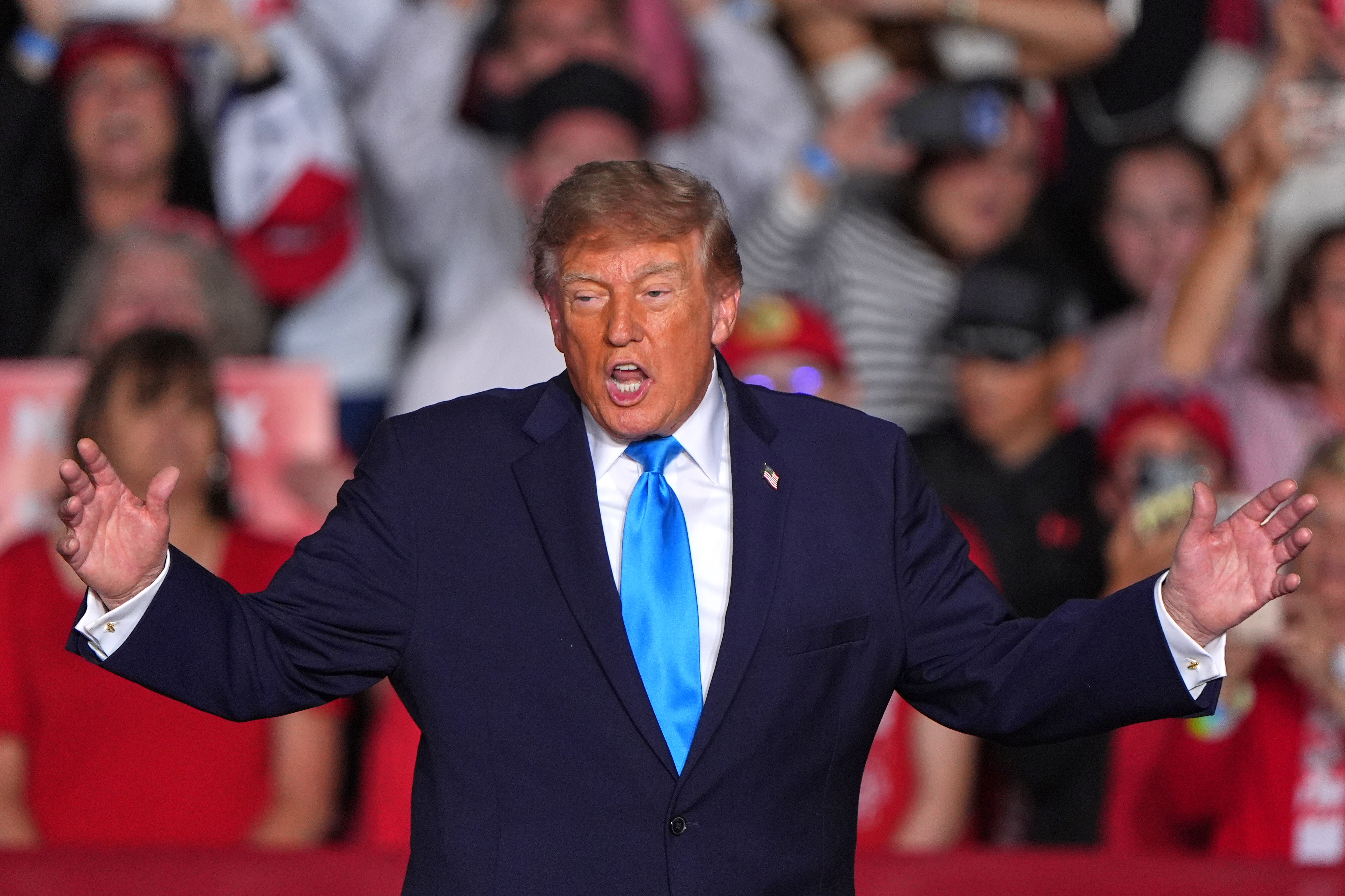 El presidente Donald Trump llega para una concentración electoral en Grand Island, Nebraska, el 5 de octubre del 2026. (AP foto/Charlie Riedel)
