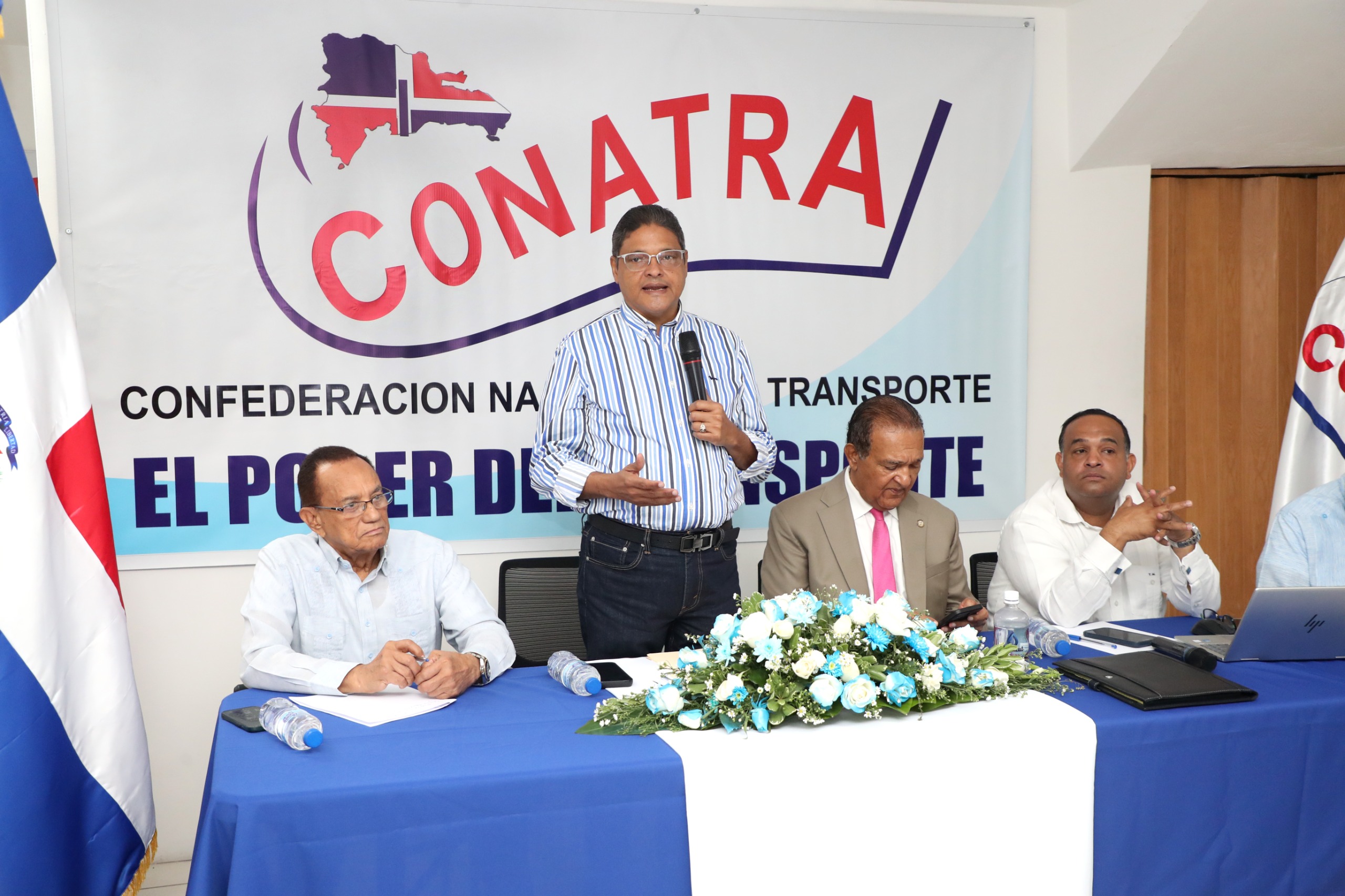 Director del Intrant, Juan Manuel Méndez, sostiene encuentro con dirigentes del transporte