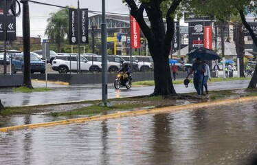 Desde las primeras horas la madrugada están ocurriendo lluvias en  Santo Domingo y San Cristóbal