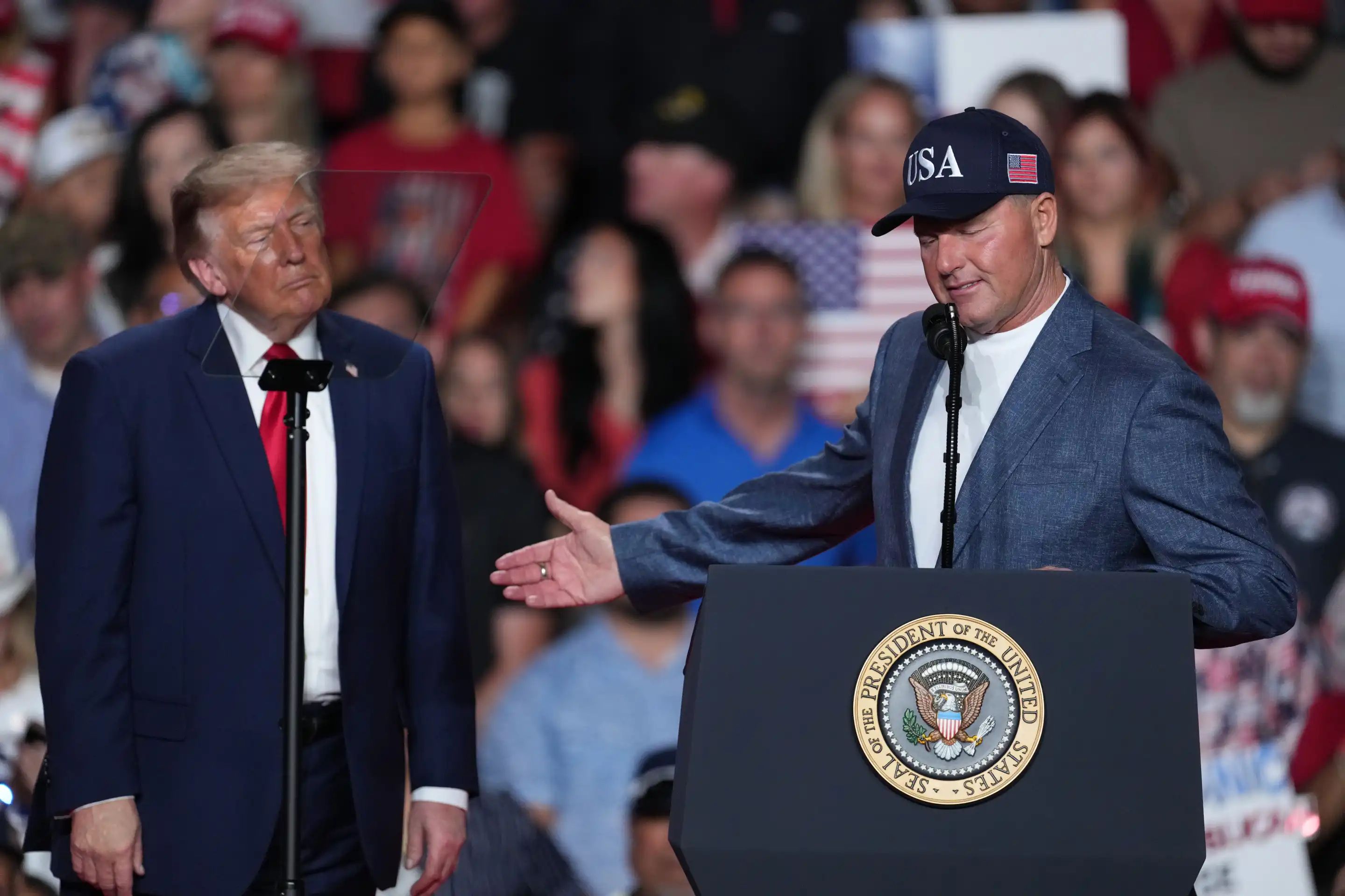 El presidente Donald Trump escucha a Roger Clemens hablar en un mitín de campaña en Freeman Coliseum de San Antonio.