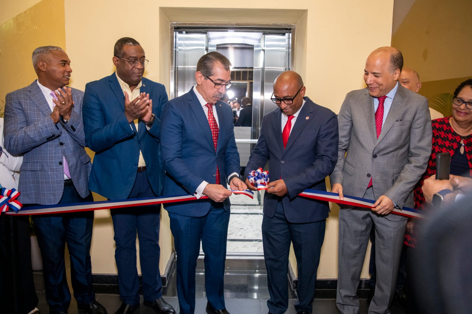 Funcionarios de la UASD en la inauguración del nuevo ascensor.