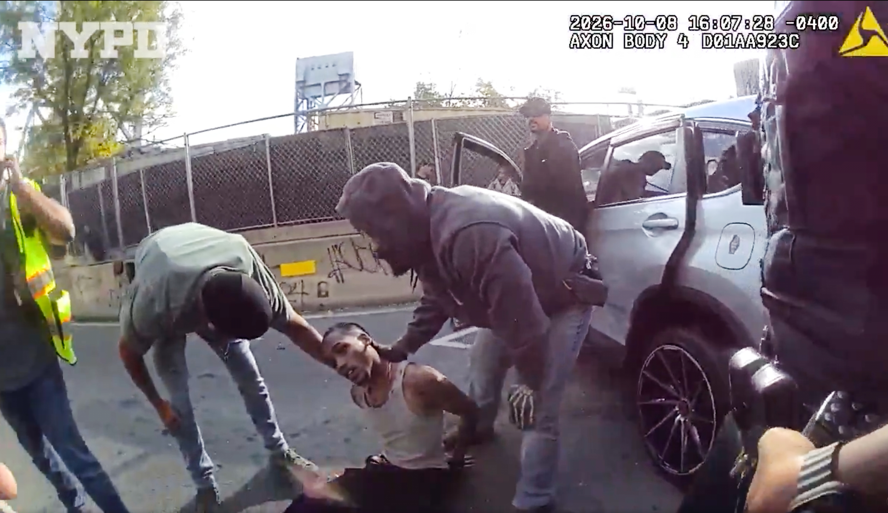 En esta imagen, tomada de un video de la cámara corporal de un agente y difundida por el Departamento de Policía de Nueva York (NYPD, por sus siglas en inglés), personal policial atiende a Oscar Belgal, un hombre dominicano de 28 años que recibió disparos de agentes federales de inmigración el jueves 8 de octubre de 2026 en Nueva York, mientras conducía su automóvil con un niño de 5 años a bordo. (NYPD vía AP)