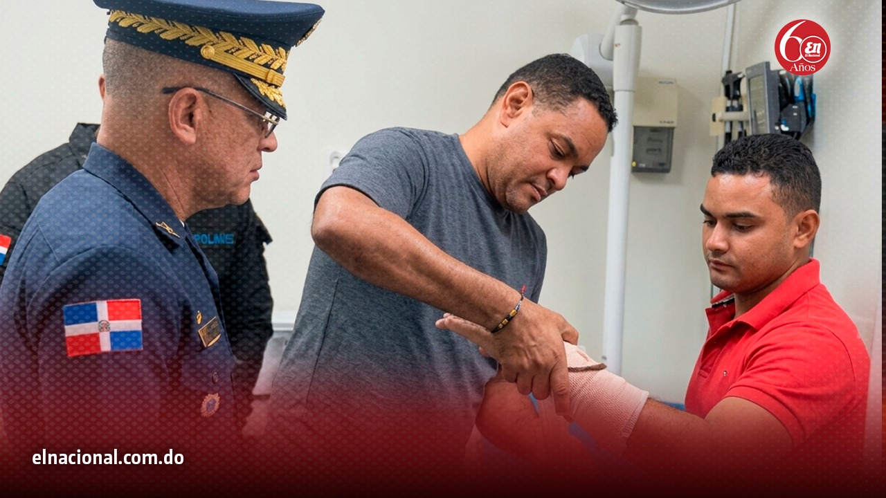 Director general de la Policía Nacional visitó a cabo SWAT, Rafael Gómez de la Cruz.