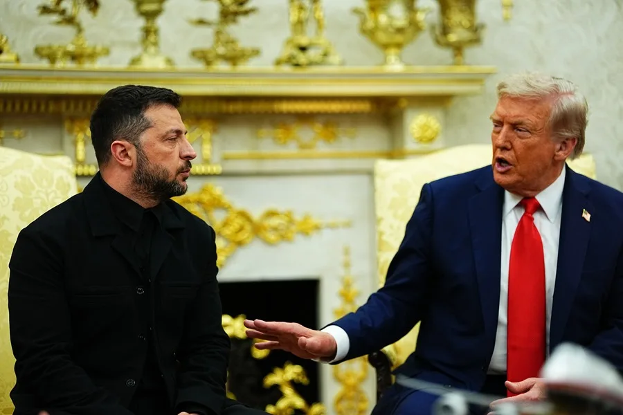 Fotografía de archivo del presidente estadounidense, Donald Trump y su homólogo ucraniano, Volodimir Zelenski (d), durante una reunión.