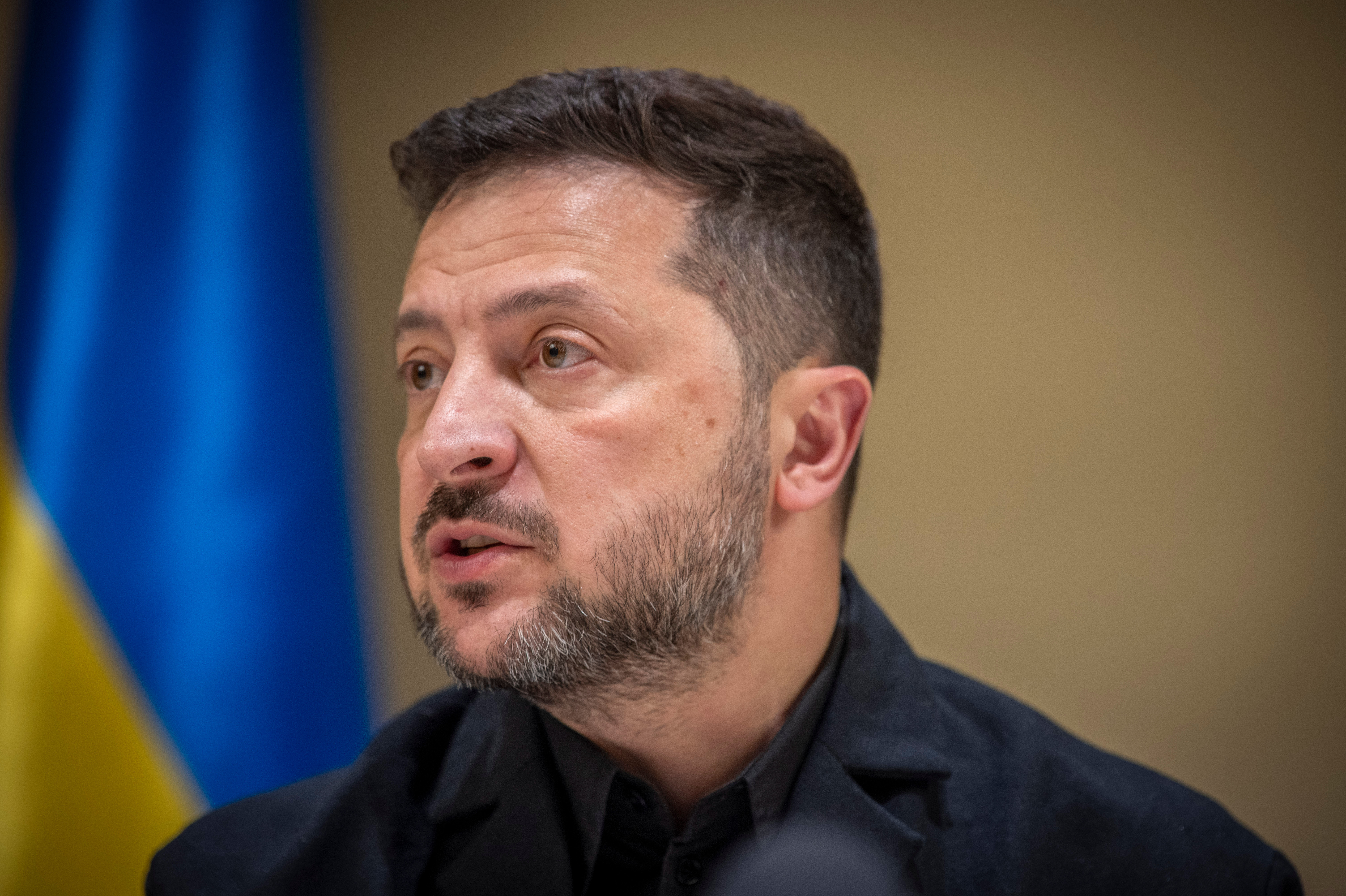 El presidente de Ucrania, Volodymyr Zelenskyy, habla con medios tras un foro empresarial germano-ucraniano en Kiev, Ucrania, el domingo 4 de octubre de 2026. (AP Foto/Dan Bashakov)