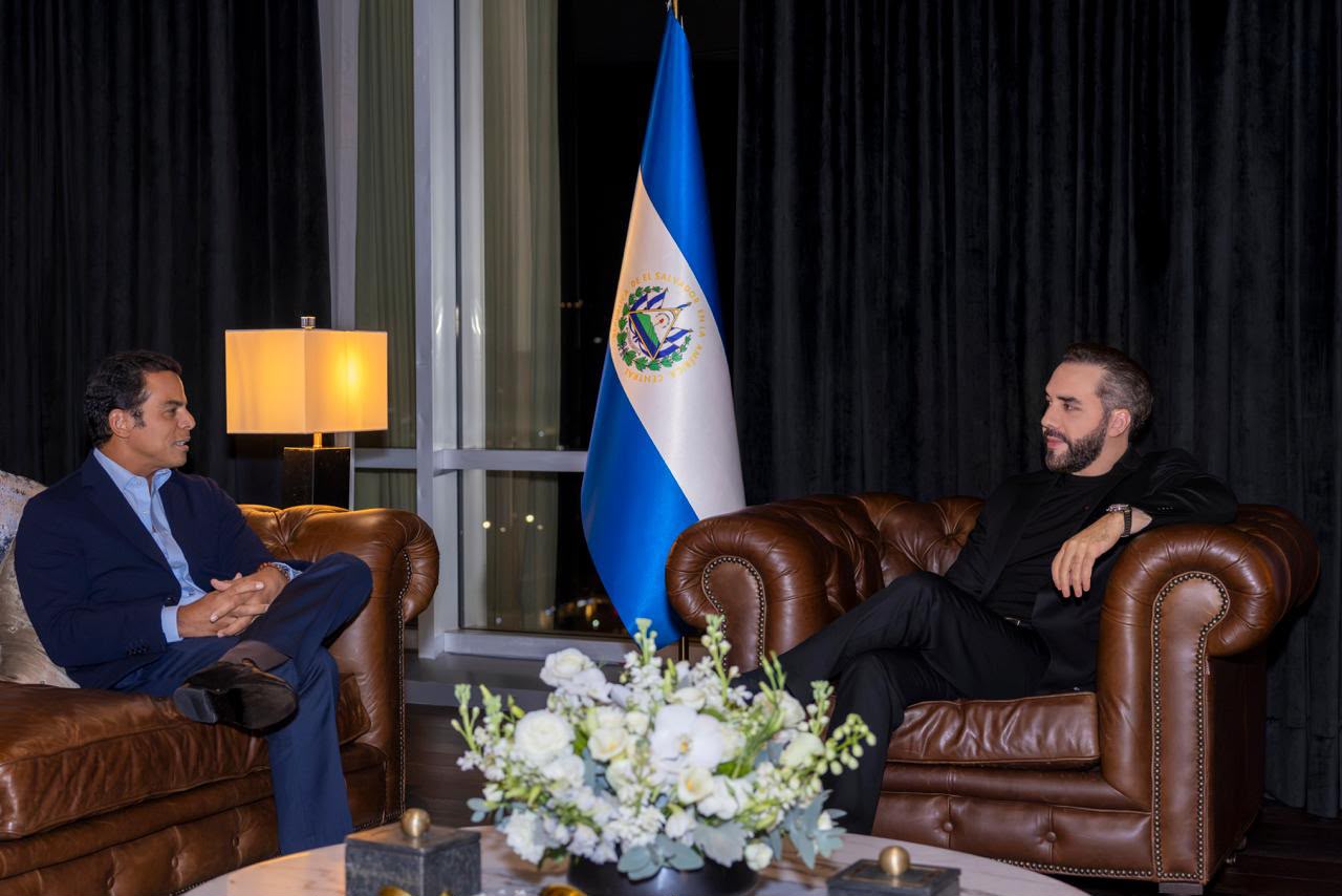 Empresario dominicano Saymon Díaz y el presidente de El Salvador, Nayib Bukele.