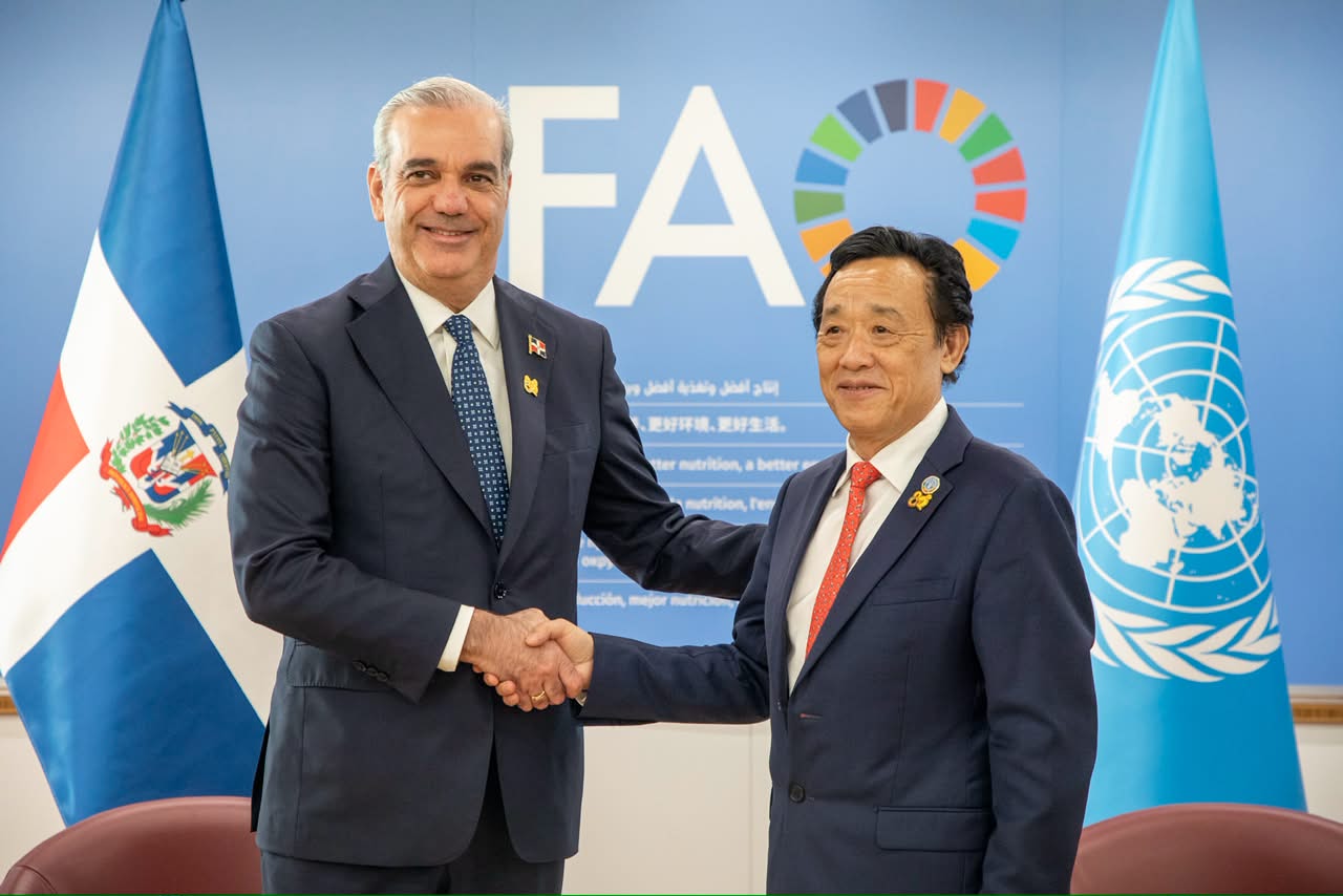 El presidente Luis Abinader se reúne con el director general de la FAO, Qu Dongyu, en Roma, Italia.