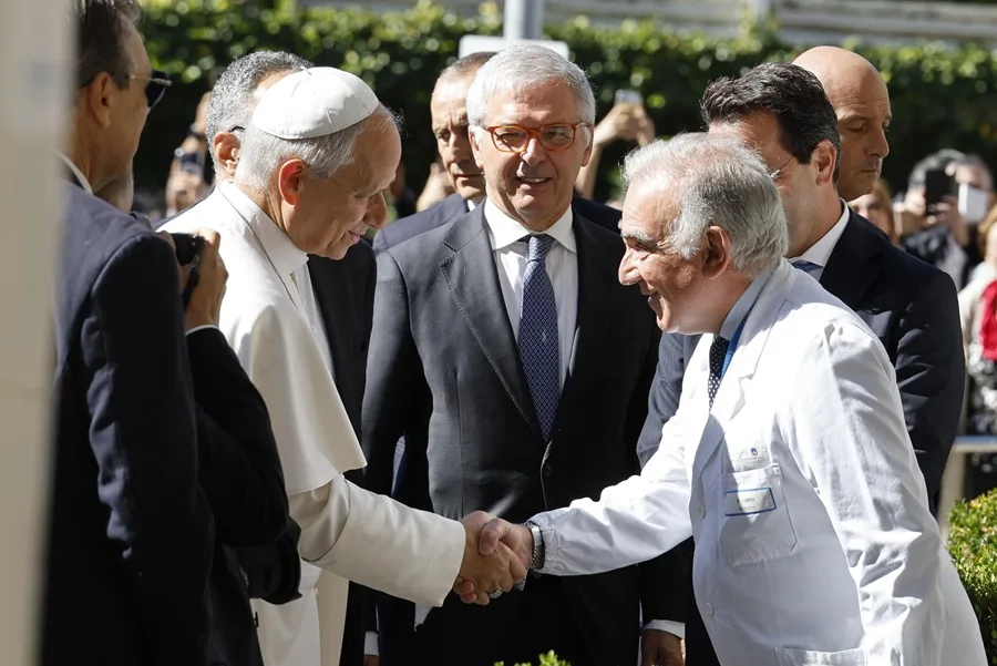 El Papa León XIV a su llegada al Hospital Universitario Agostino Gemelli en Roma, este 13 de octubre. EFE/EPA/Fabio Frustaci