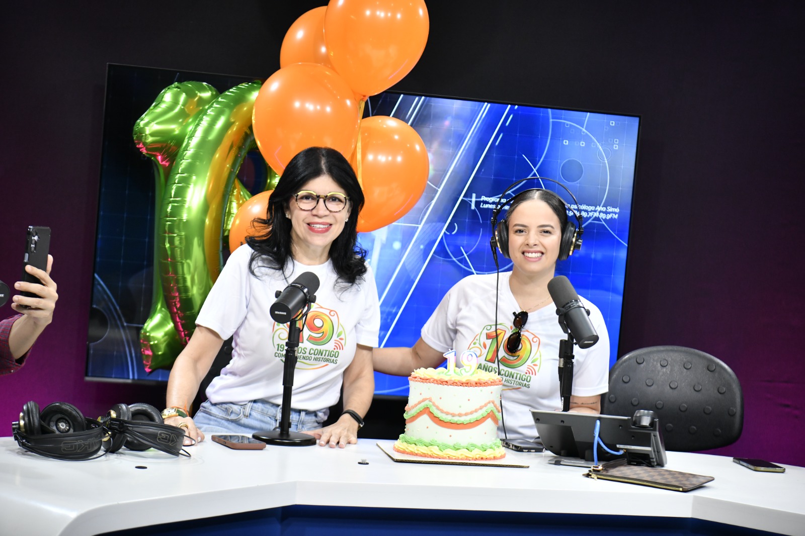 La doctora Ana Simó y Rocío Reyes, en la celebración durante el programa.