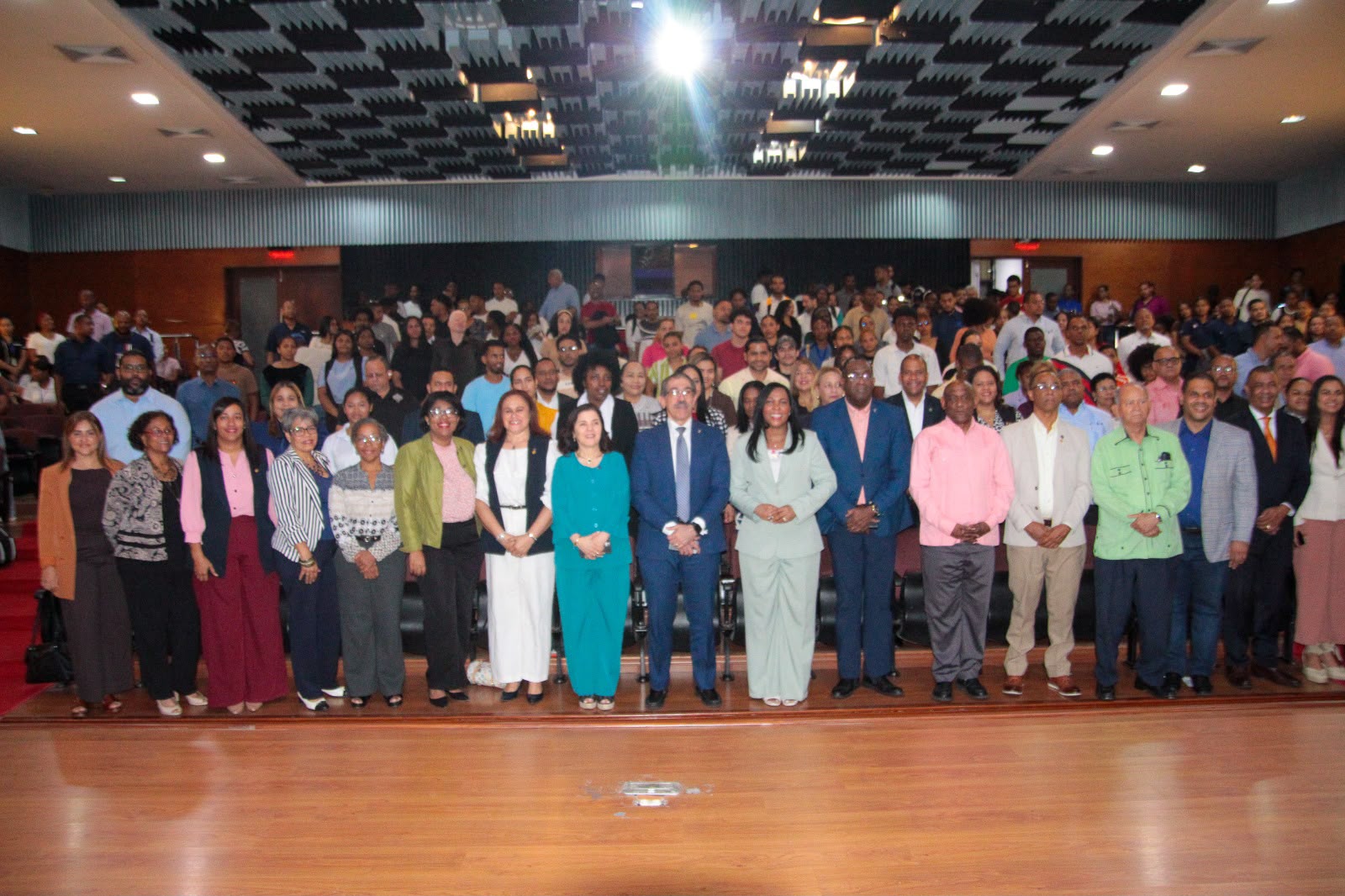La actividad fue encabezada por el rector, Jorge Asjana David, quien estuvo acompañado de vicerrectores, decanos, vicedecanos y directores departamentales.