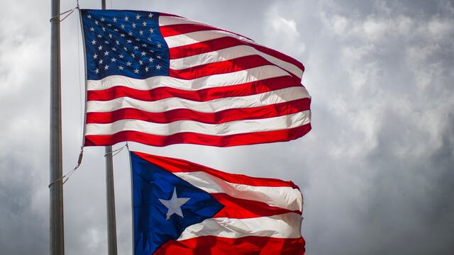Banderas de EEUU y Puerto Rico.