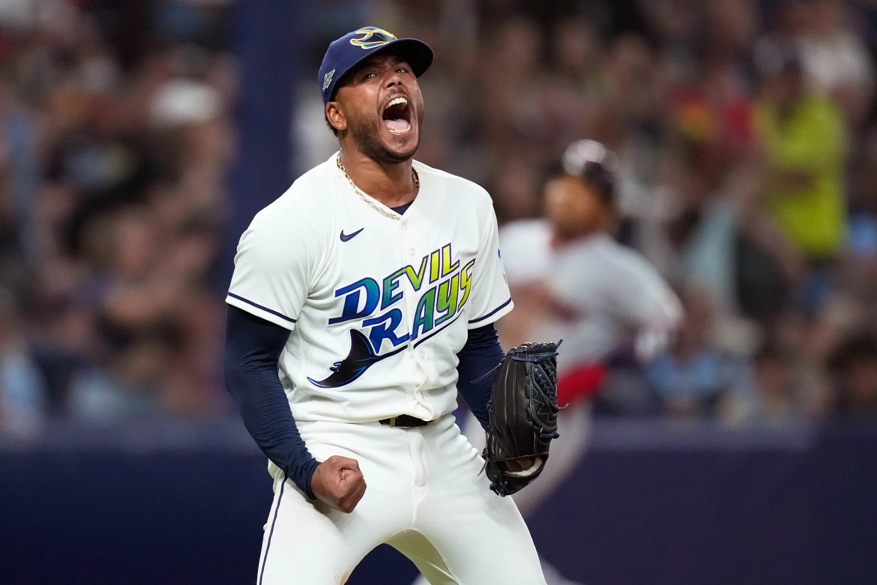 Freddy Peralta se muestra eufórico al sacar el último out en el quinto episodio.