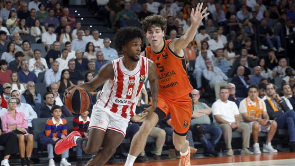 Jean Montero con el balón ante Mario Saint-Supéry, durante el encuentro de Euroliga entre el Valencia y el Olympiacos.