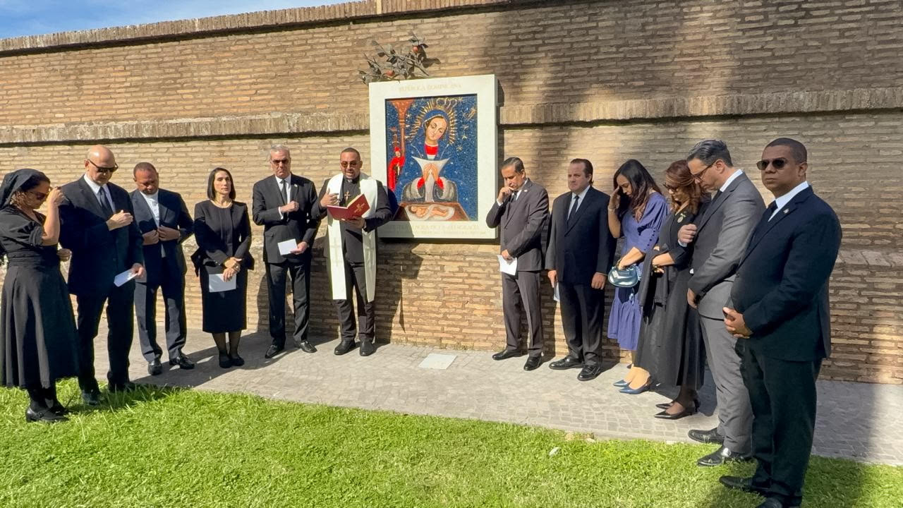 Durante la oración, el mandatario invitó a los presentes a rezar un Padre Nuestro por la salud del Santo Padre y pidió a Dios que pusiera sus manos sobre él para favorecer su recuperación.