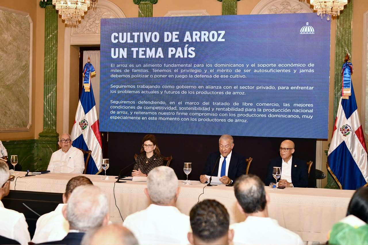 El administrador del Banco Agrícola, Fernando Durán; la vicepresidenta Raquel Peña; el secretario administrativo de la Presidencia, Andrés Bautista García y el director de Inespre,