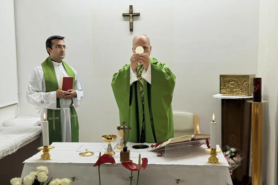 El papa León XIV celebrando misa en la sala habilitada en la décima planta del Policlínico Gemelli de Roma, Italia, el 16 de octubre de 2026.