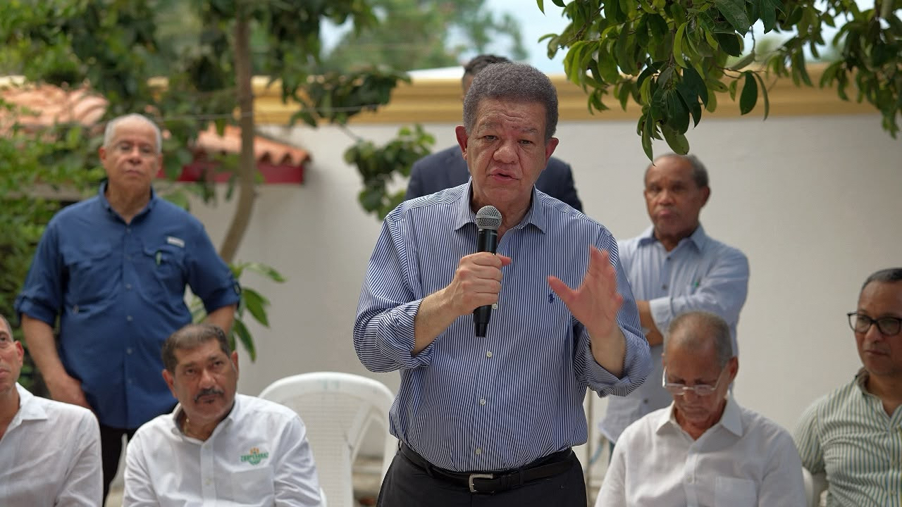 El ex presidente Leonel Fernández habla  durante un encuentro con arrocero en La Vega