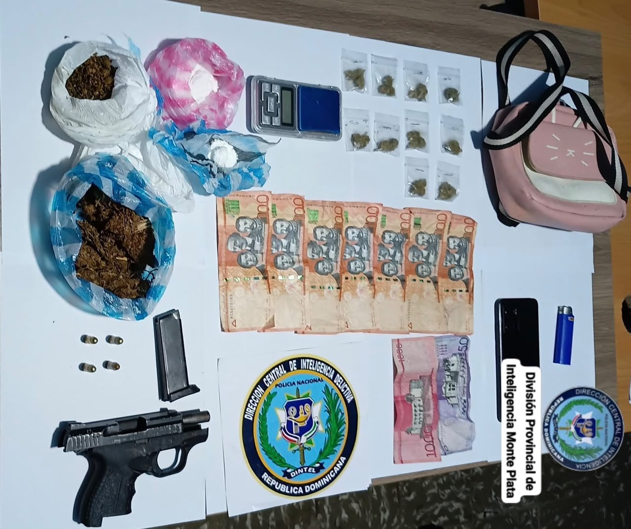Drogas y amas de fuego ocupadas por la Policía en los operativos.