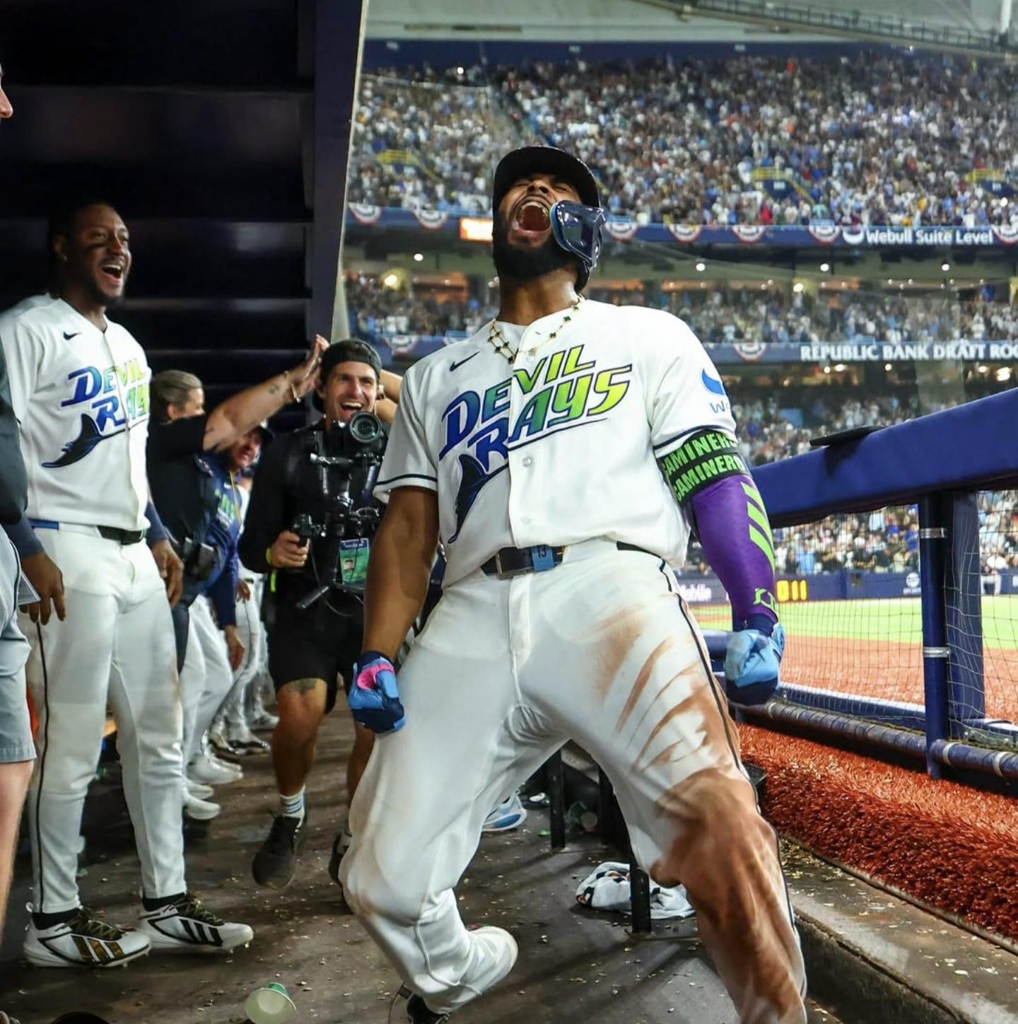 Junior Caminero celebra después de conectar un jonrón de dos carreras en el sexto partido de la Serie de Campeonatos de la Liga Americana.
