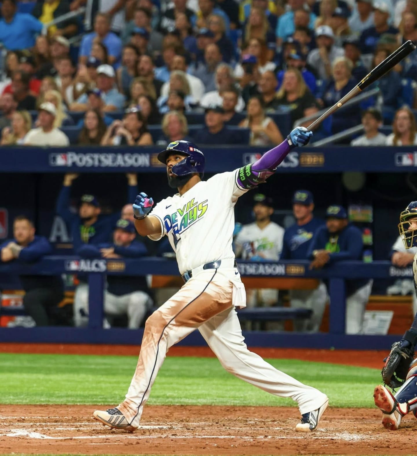 Junior Caminero conecta un jonrón de dos carreras contra los Guardianes de Cleveland, en el sexto juego de la Serie de Campeonato de la Liga Americana.