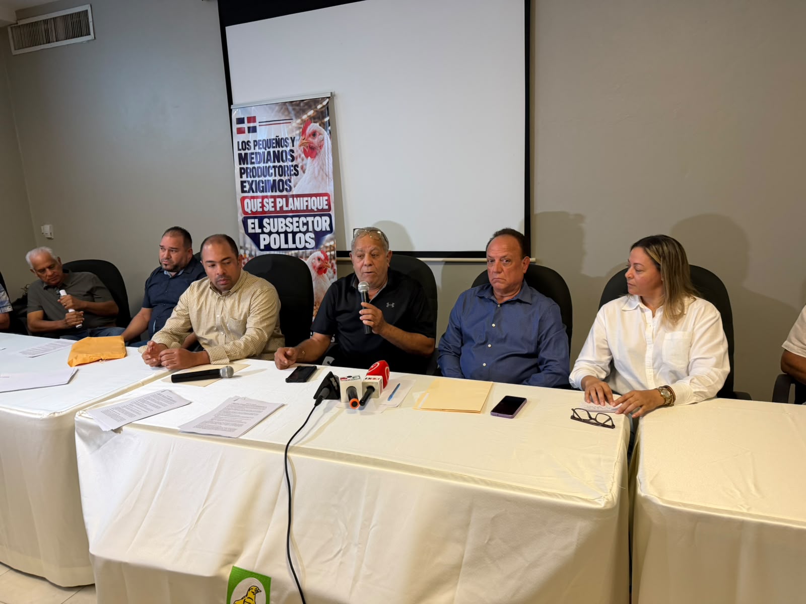 Conferencia de prensa del gremio avícola.