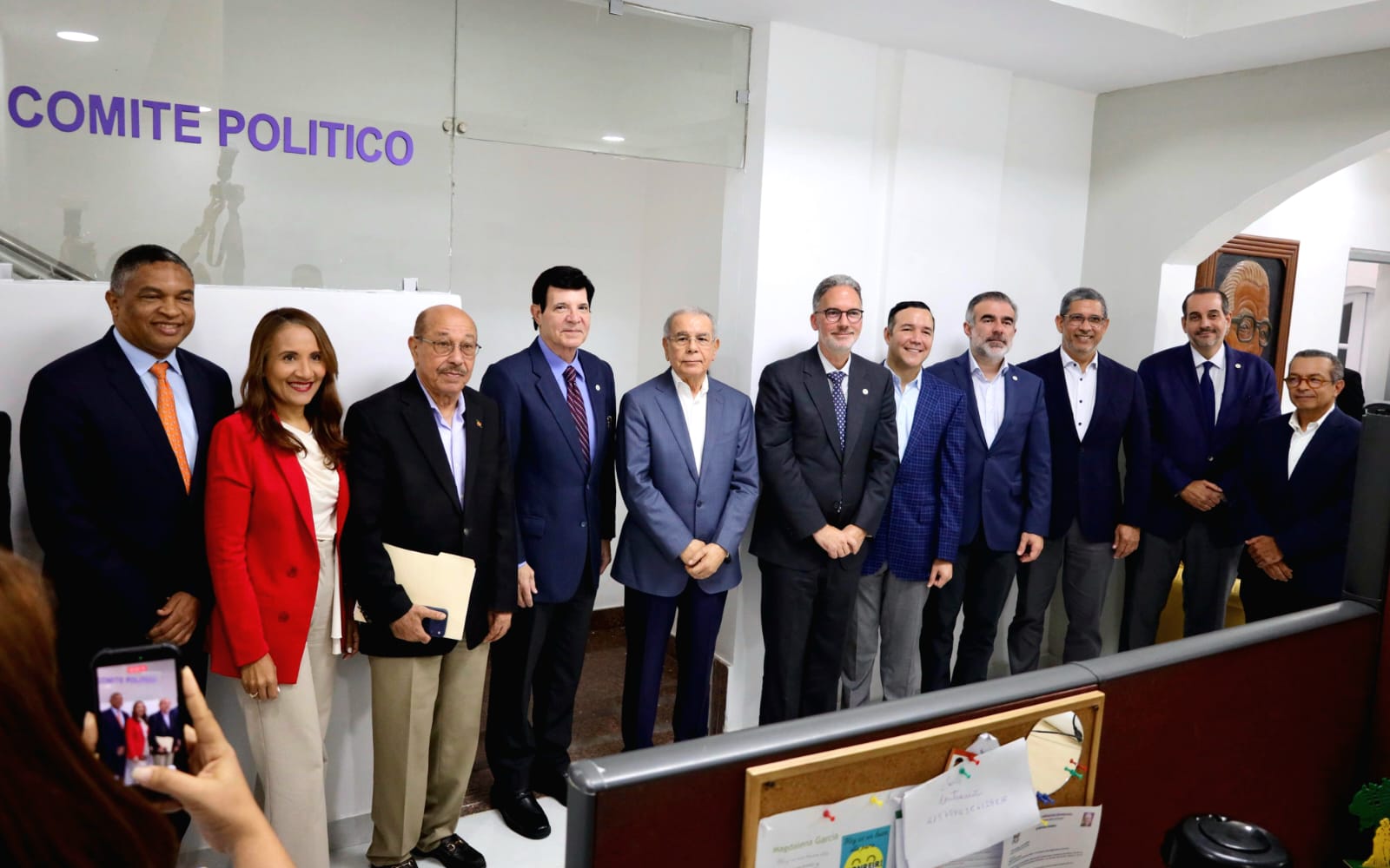 El expresidente Danilo Medina junto a directivos de la AIRD.