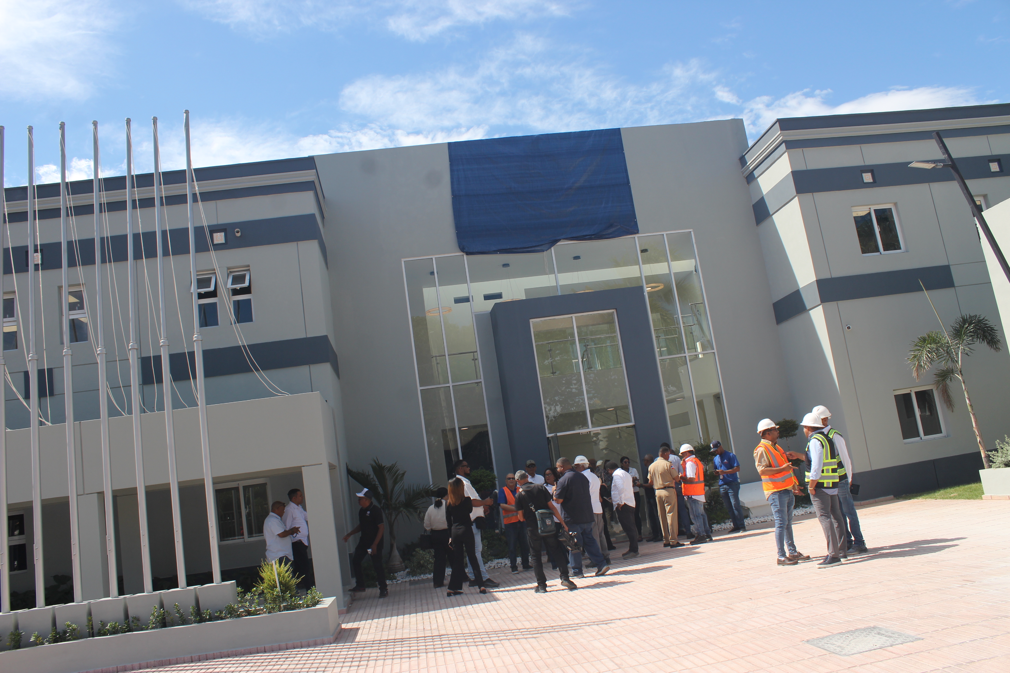 Más de 30 oficinas estatales que funcionaban en distintos puntos de Monseñor Nouel se mudarán al inmueble.