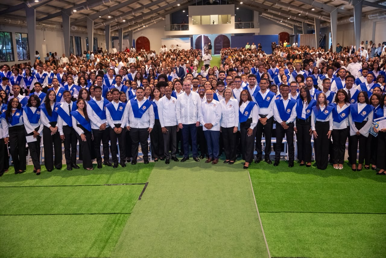 El presidente de la República Luis Abinader junto a las autoridades del  Instituto Politécnico Loyola y los graduandos.