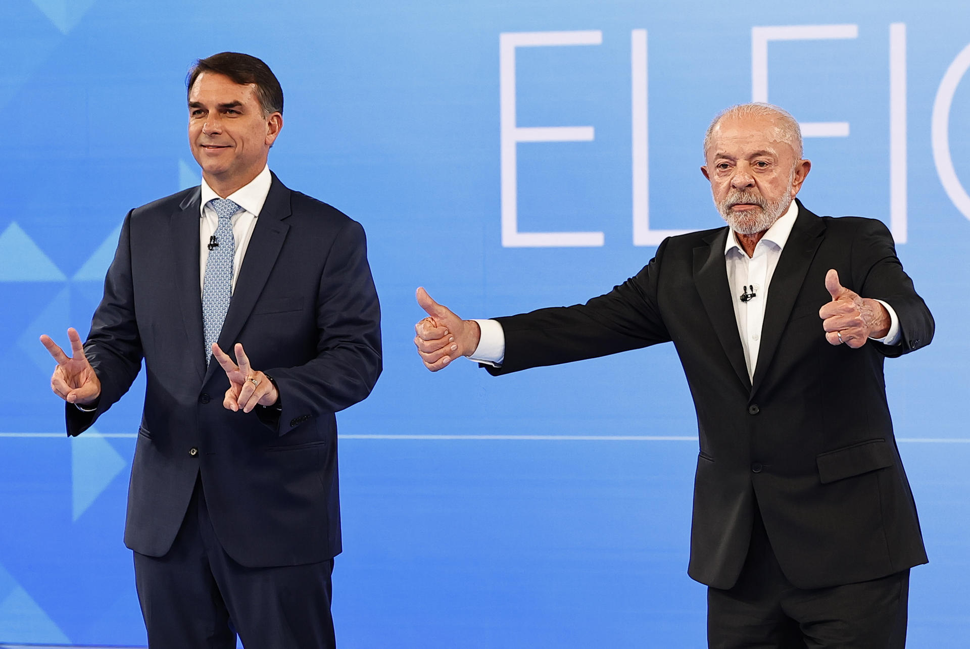 AME9074. RÍO DE JANEIRO (BRASIL), 23/10/2026.- El presidente de Brasil y candidato a la reelección, Luiz Inácio Lula da Silva (d), y el candidato de la oposición Flávio Bolsonaro, asisten a un debate en los estudios de TV GLOBO este viernes, a dos días de la segunda vuelta de las elecciones presidenciales, en Río de Janeiro (Brasil). EFE/ Andre Coelho