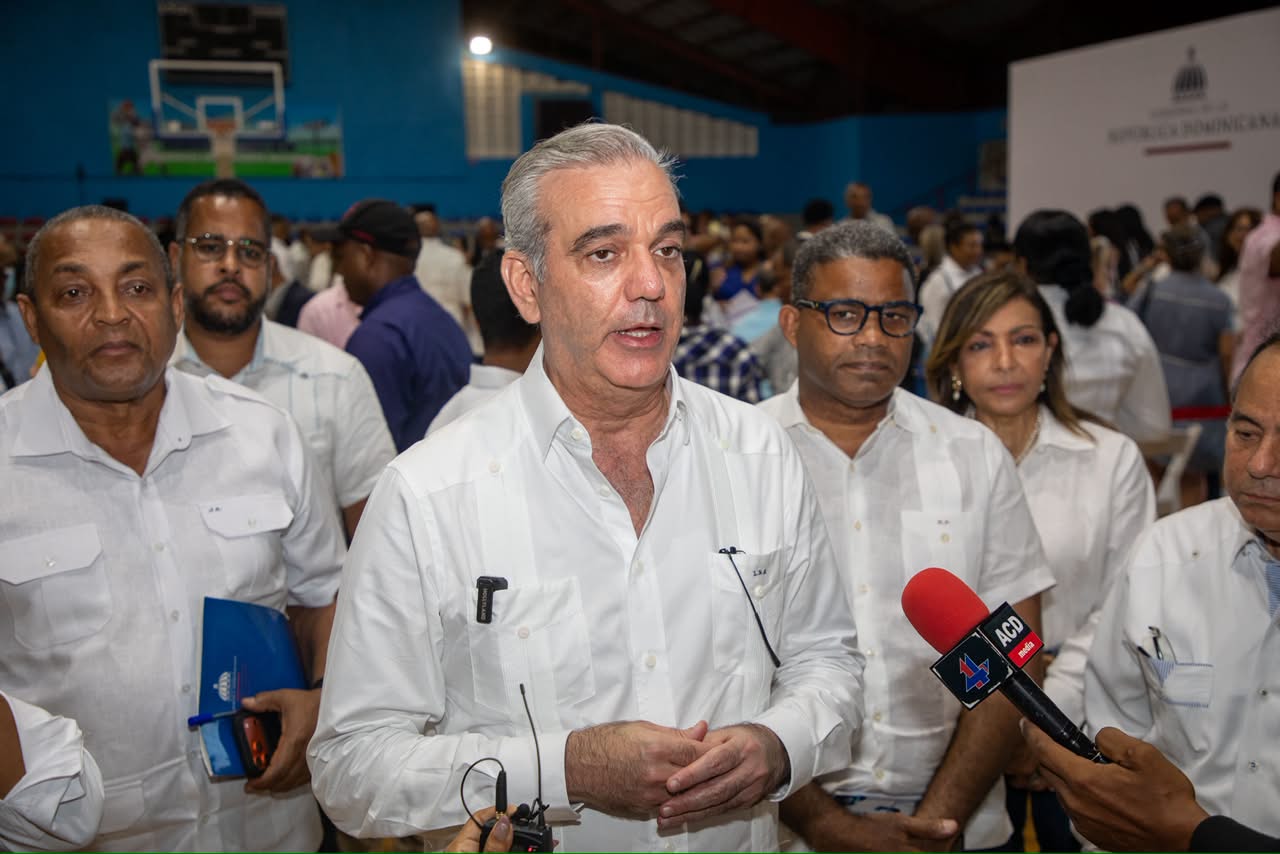 El presidente Luis Abinader conversa con la prensa durante recorrido barrial.