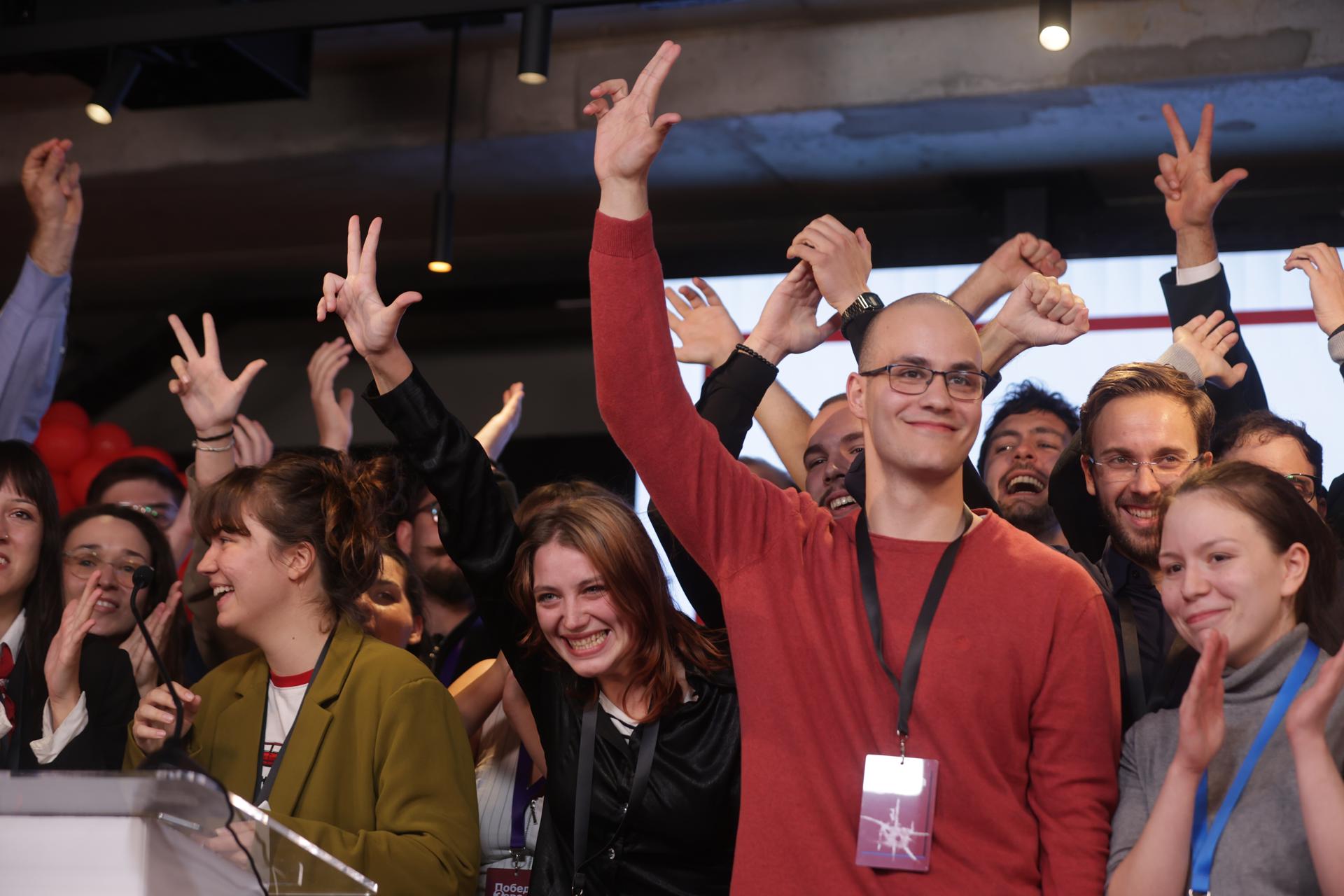 BELGRADO (Serbia), 25/10/2026.- Personas celebran en la sede de la Lista Estudiantil tras las elecciones parlamentarias en Belgrado, Serbia, el 25 de octubre de 2026. Aproximadamente 6,5 millones de votantes con derecho a sufragio fueron llamados a las urnas para elegir a los legisladores para un mandato de cuatro años. (Elecciones, Belgrado) EFE/EPA/ANDREJ CUKIC