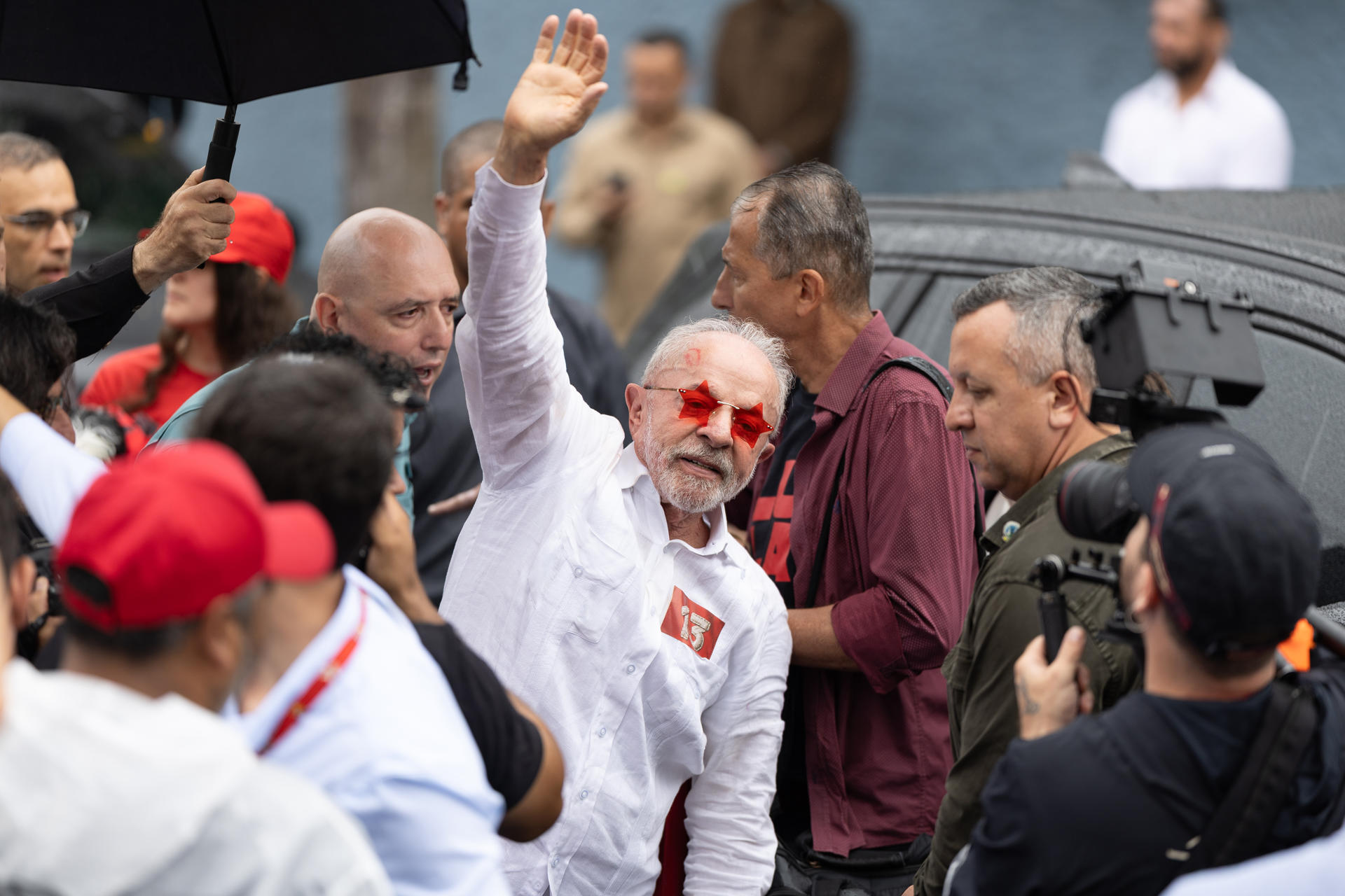 SÃO BERNARDO DO CAMPO (BRASIL), 25/10/2026.- El presidente de Brasil y candidato a la reelección Luiz Inácio Lula da Silva saluda a sus seguidores tras votar en la segunda vuelta de las elecciones presidenciales este domingo, en la Escuela Estatal João Firmino Correia de Araújo, en São Bernardo do Campo, en el estado de São Paulo (Brasil). EFE/ Isaac Fontana