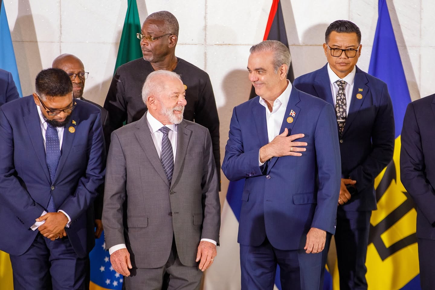 El presidente brasileño, Luiz Inácio Lula da Silva, y el presidente dominicano, Luis Abinader.