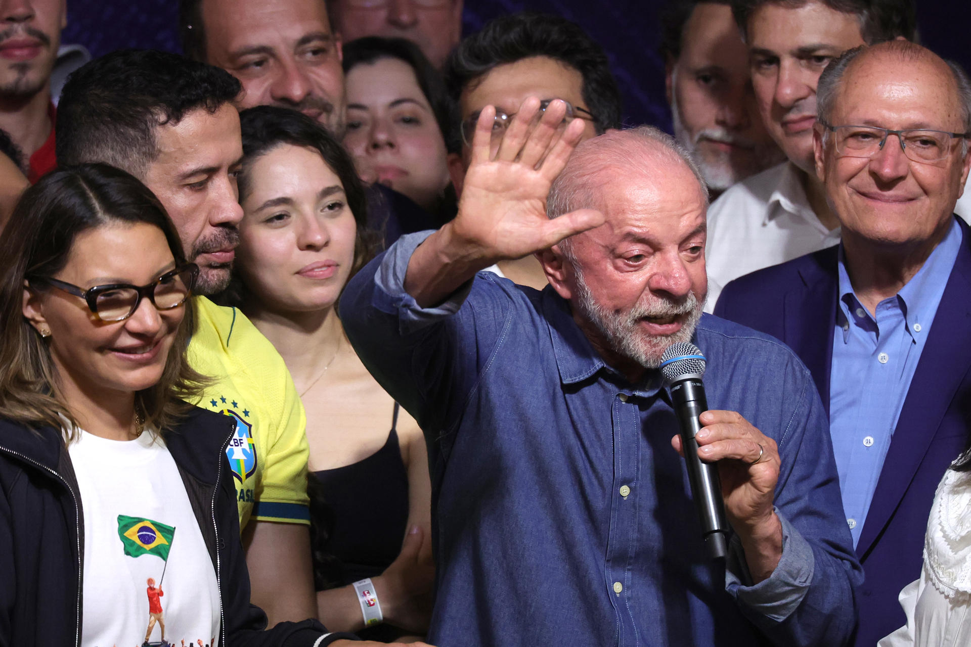 El presidente de Brasil, Luiz Inácio Lula da Silva, pronuncia un discurso al ganar las elecciones presidenciales de Brasil este domingo