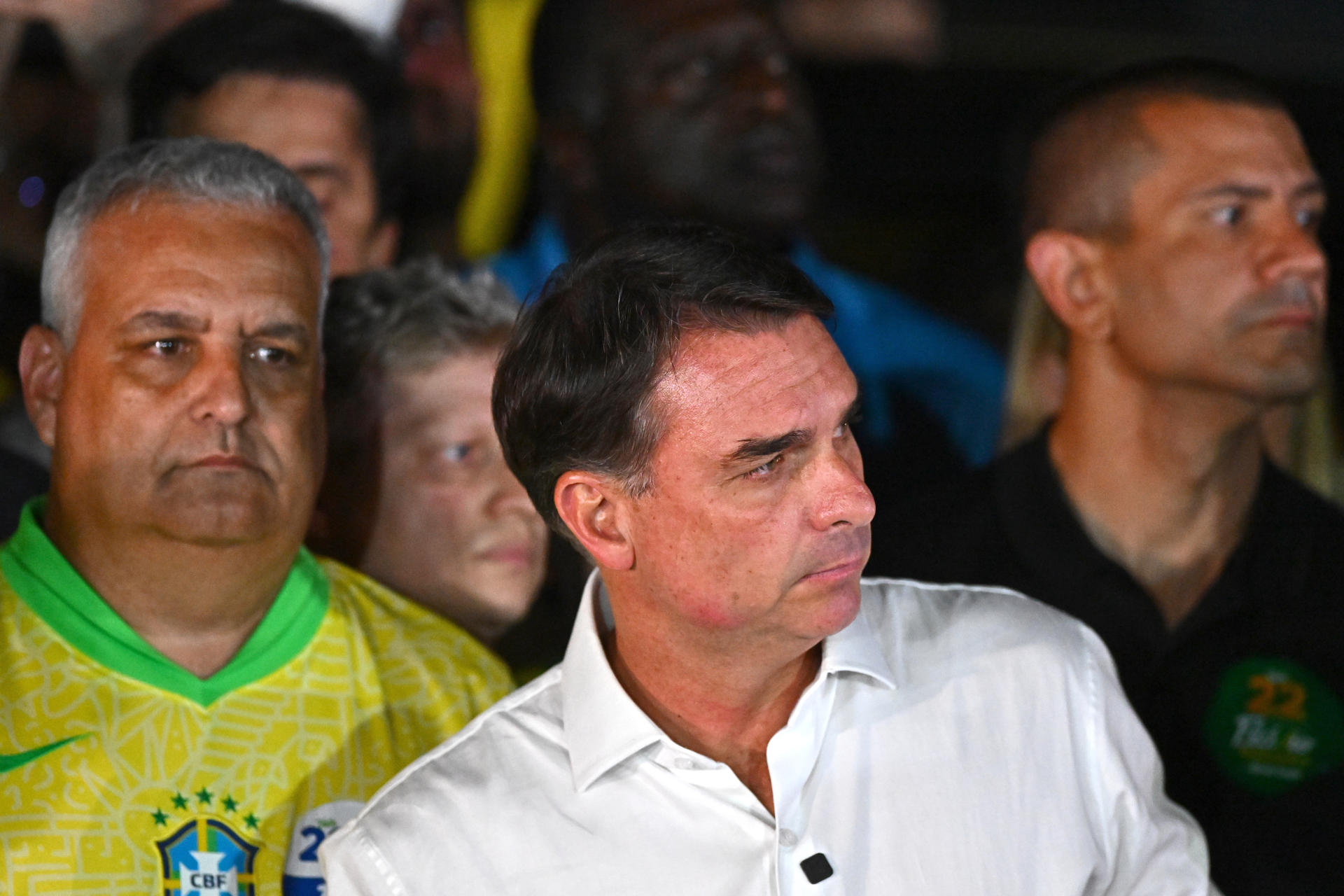 El excandidato presidencial Flavio Bolsonaro habló en una rueda de prensa.
