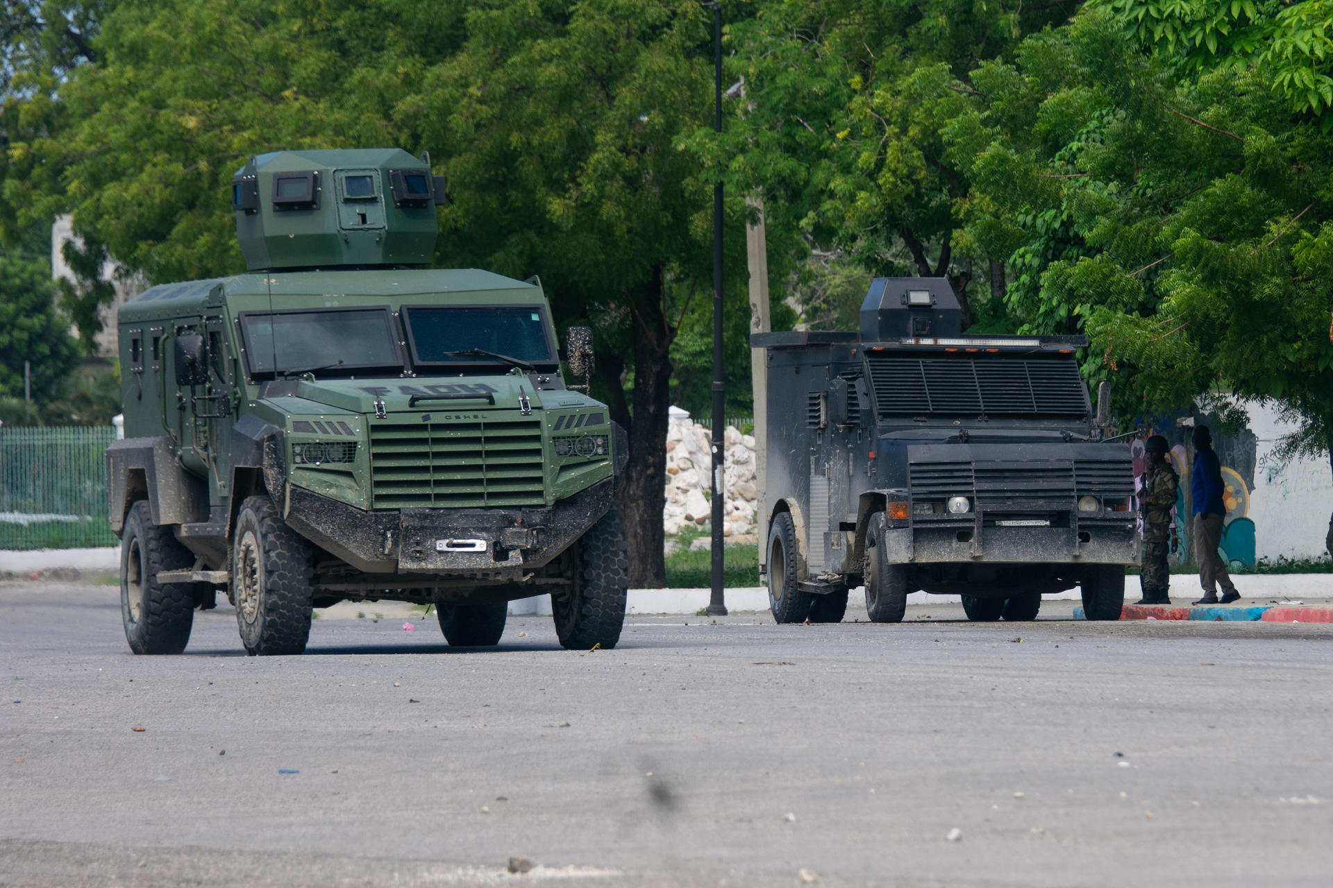 PUERTO PRÍNCIPE (HAITÍ).- Policías haitianos vigilan en una calle este sábado, mientras continúa la búsqueda de cuatro militares salvadoreños integrantes de la Fuerza de Supresión de Pandillas (GSF, sigla en inglés) desaparecidos tras sufrir una emboscada, en Puerto Príncipe (Haití). EFE/ Jonet St. Élois
