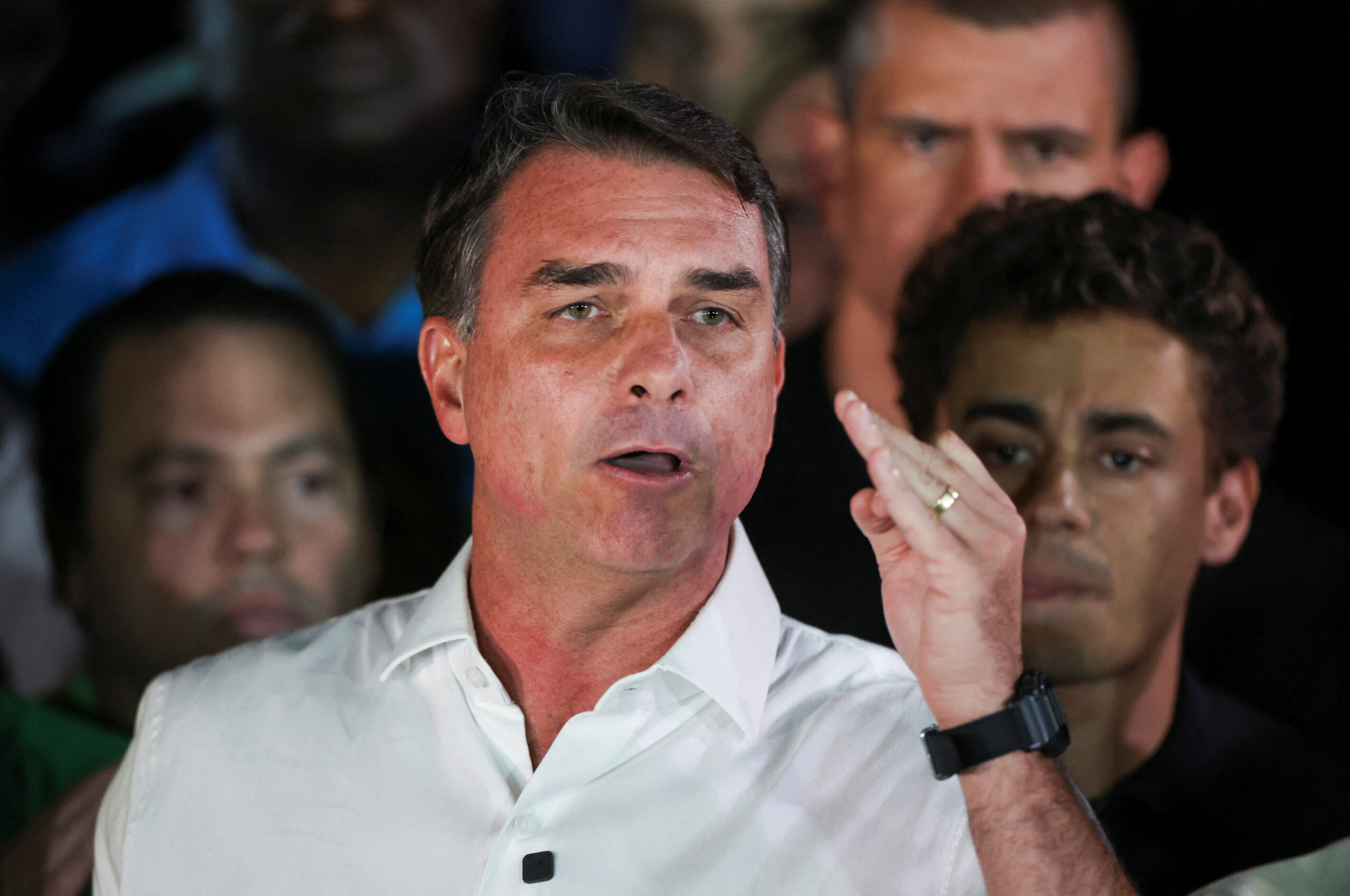El candidato presidencial del Partido Liberal (PL), Flávio Bolsonaro, pronuncia un discurso tras perder la segunda vuelta de las elecciones presidenciales, en Brasilia, el 25 de octubre de 2026.