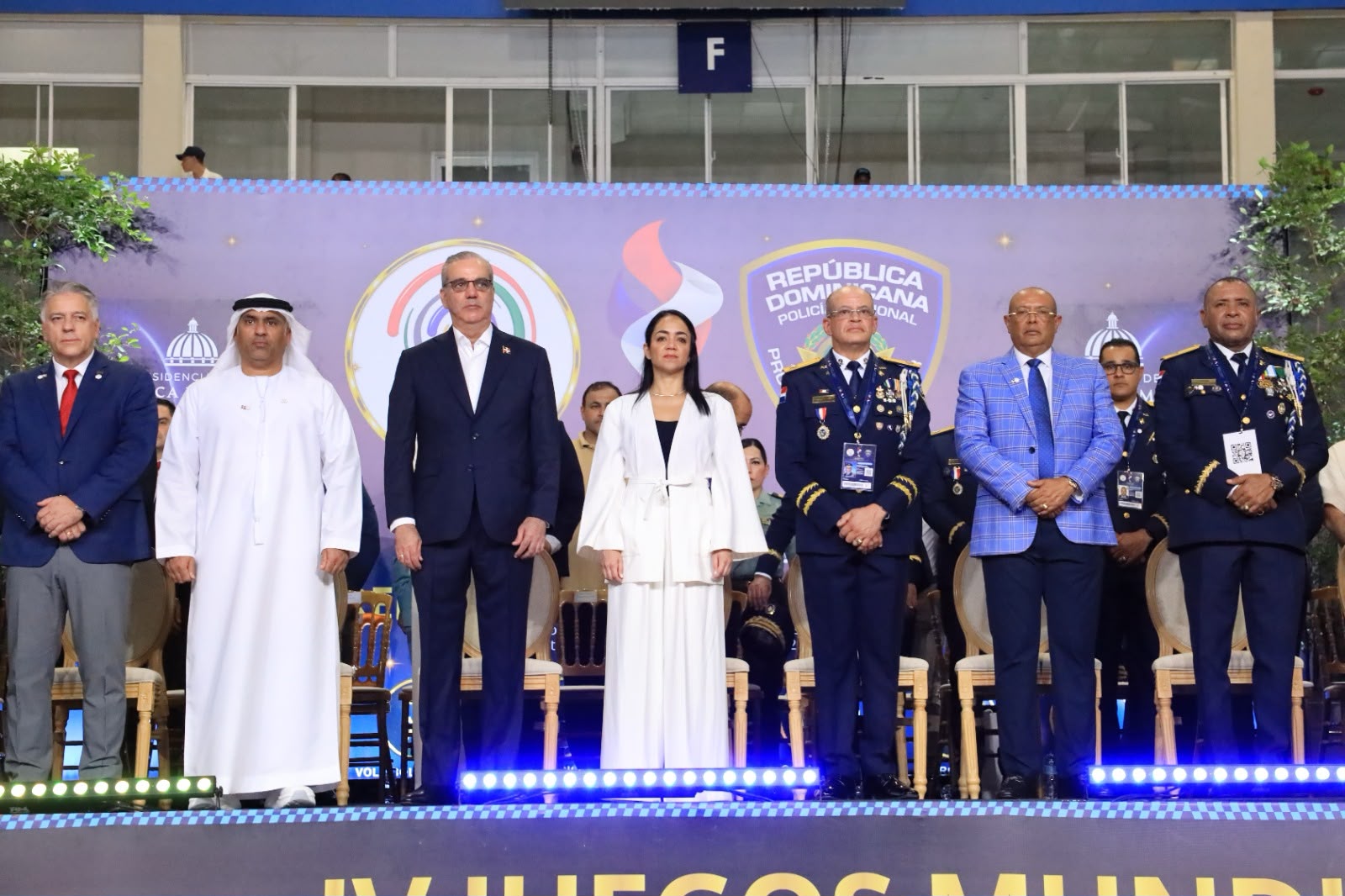 De izquierda a derecha: general Gonzalo Londoño Portela, secretario general de la Unión Internacional Deportiva Policial (USIP); presidente de la Unión Internacional Deportiva Policial, general Mohammed Al-Dhaheri; Presidente Luis Abinader; ministra de Interior y Policía, Faride Raful; director general PN, mayor general Ernesto Rodríguez García; ex director PN, mayor general (r) Ramón Guzmán Peralta; subdirector general PN, general Esteban Figuereo García.
