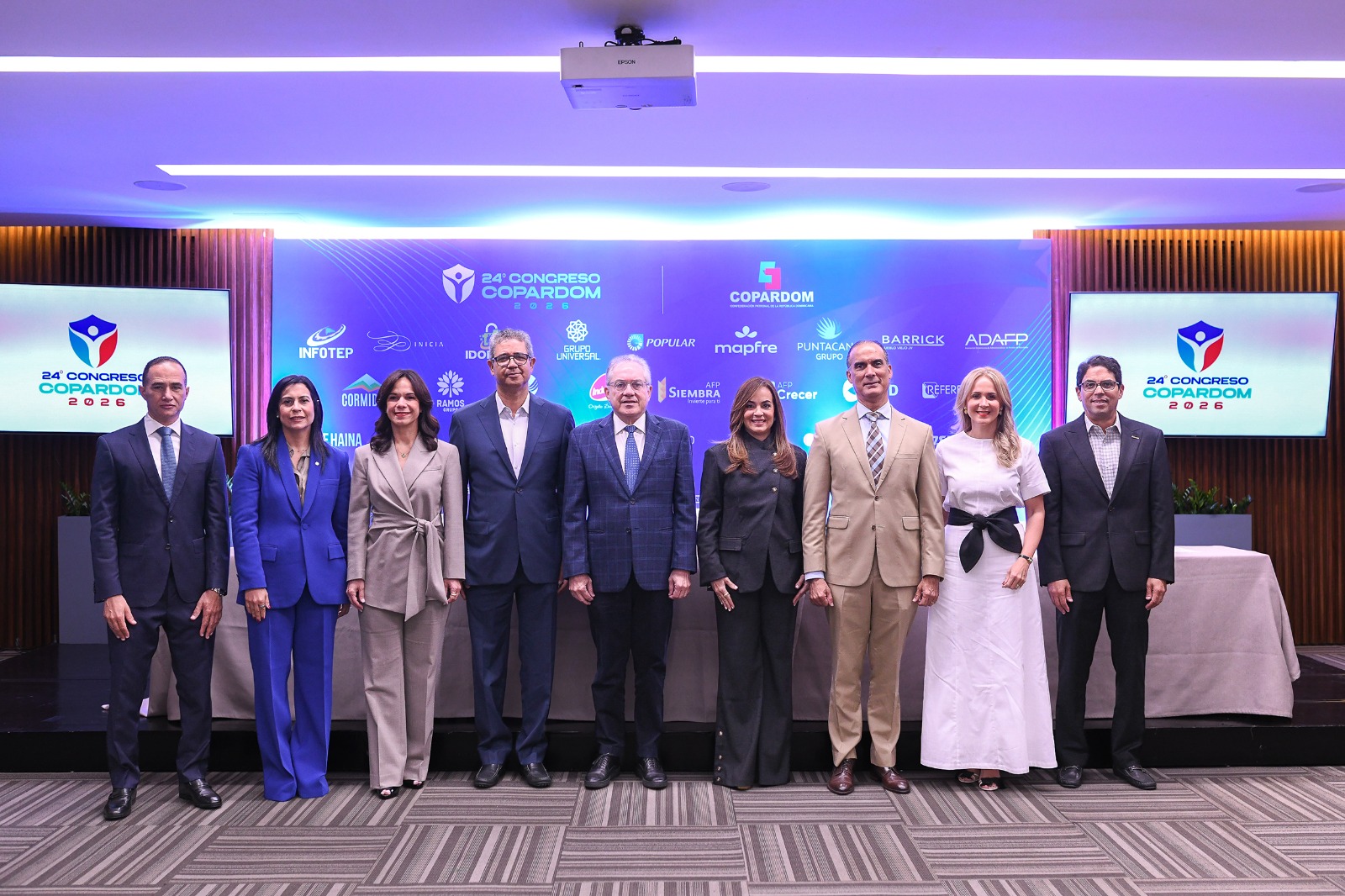 Desde la izquierda, Samuel Pérez, Christy Luciano, Rosalina Trueba, Héctor Bretón, Ernesto Martínez, Laura Peña Izquierdo, José Ruiz, Gina Cordero y Juan Amell.