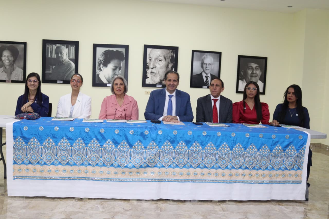 Olga Dina,Mari Carmen Santana, Magalys Caram,  Victor, Atallah, Antonio Cruz Jiminian, Carol Martínez y Ada Guzmán