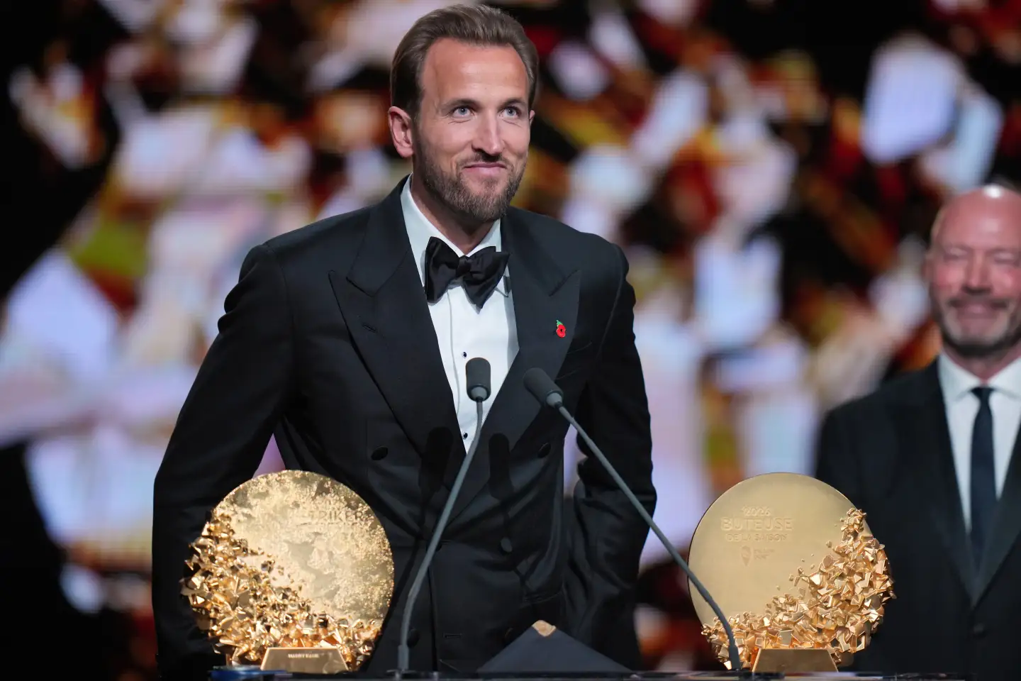 El futbolista inglés, Harry Kane, recibe el trofeo de mejor delantero del año durante la ceremonia del Balón de Oro en el Teatro London Palledium, de Londres, Inglaterra.