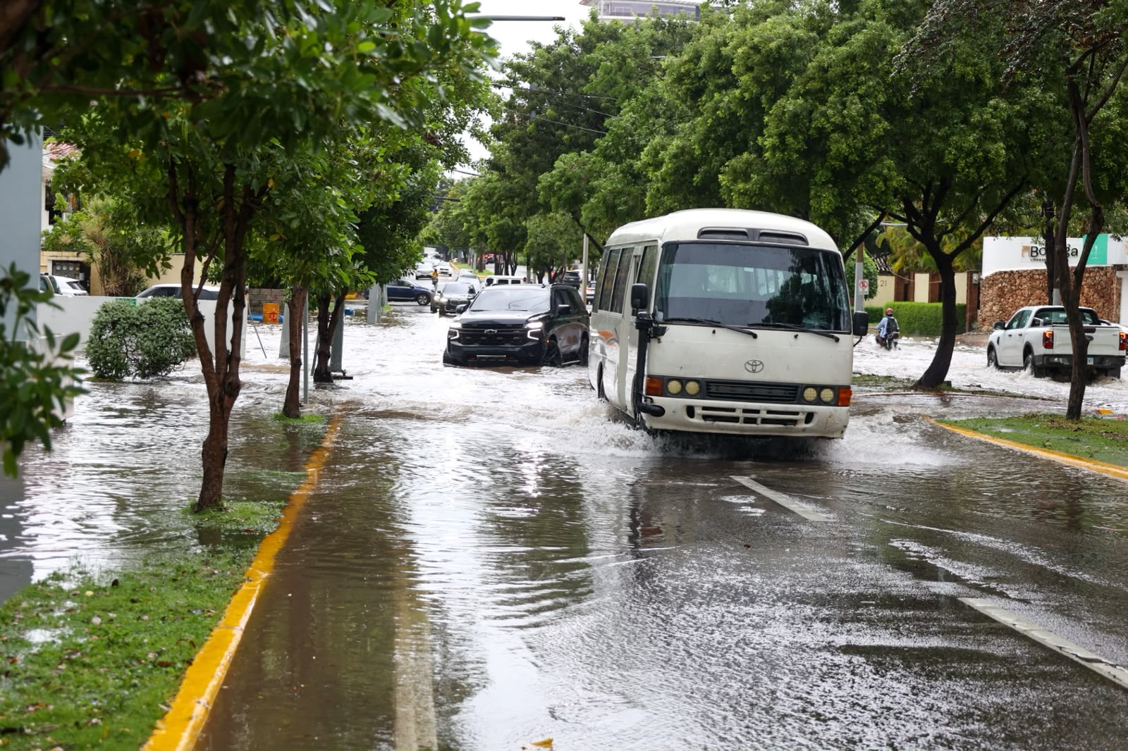 La avenida Sarasota, en esta capital, luce anegada debido a las permanentes lluvias de este martes.