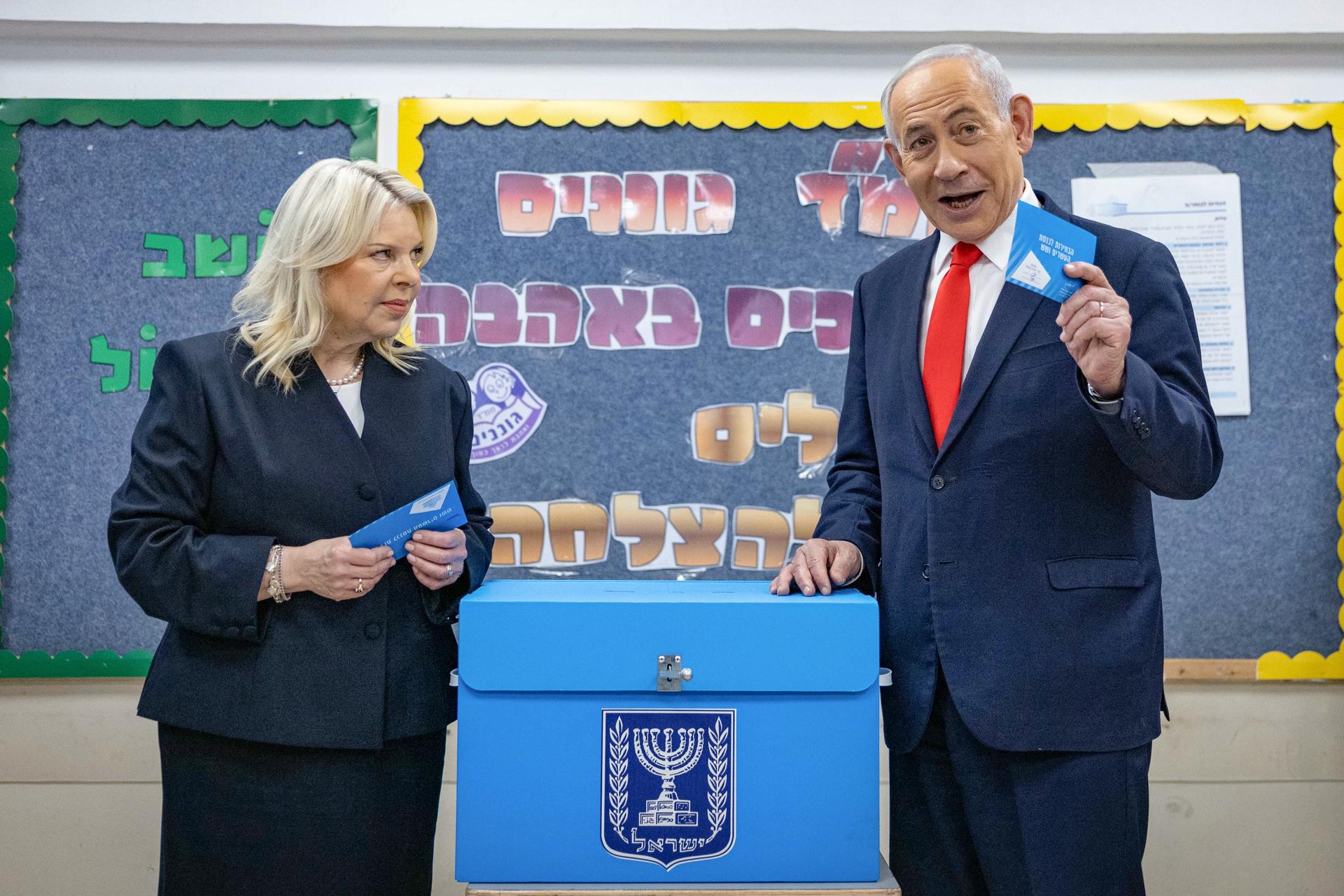 El primer ministro israelí, Benjamín Netanyahu (derecha), y su esposa, Sara, se preparan para votar en un colegio electoral de Jerusalén.