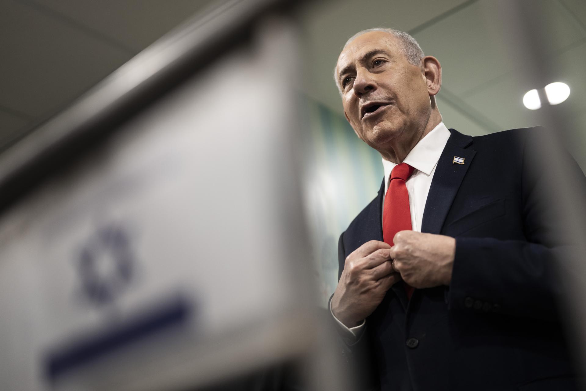 FOTODELDIA Jerusalén (-), 27/10/2026.- El primer ministro israelí, Benjamín Netanyahu, habla con los medios de comunicación tras votar en las elecciones legislativas israelíes en un colegio electoral de Jerusalén, el 27 de octubre de 2026. Los israelíes acuden a las urnas en las primeras elecciones nacionales desde el atentado perpetrado por Hamás el 7 de octubre de 2023. EFE/JEWEL SAMAD / POOL