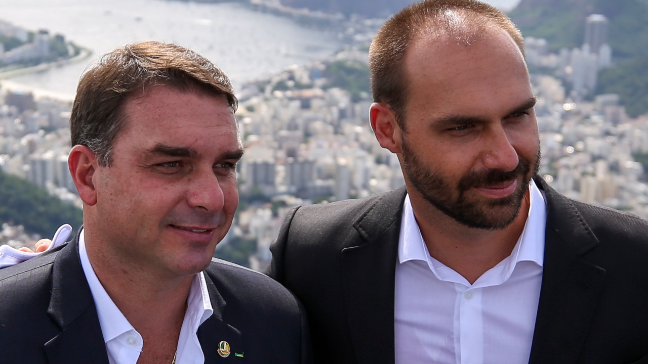 Flavio y Eduardo Bolsonaro en foto de archivo.