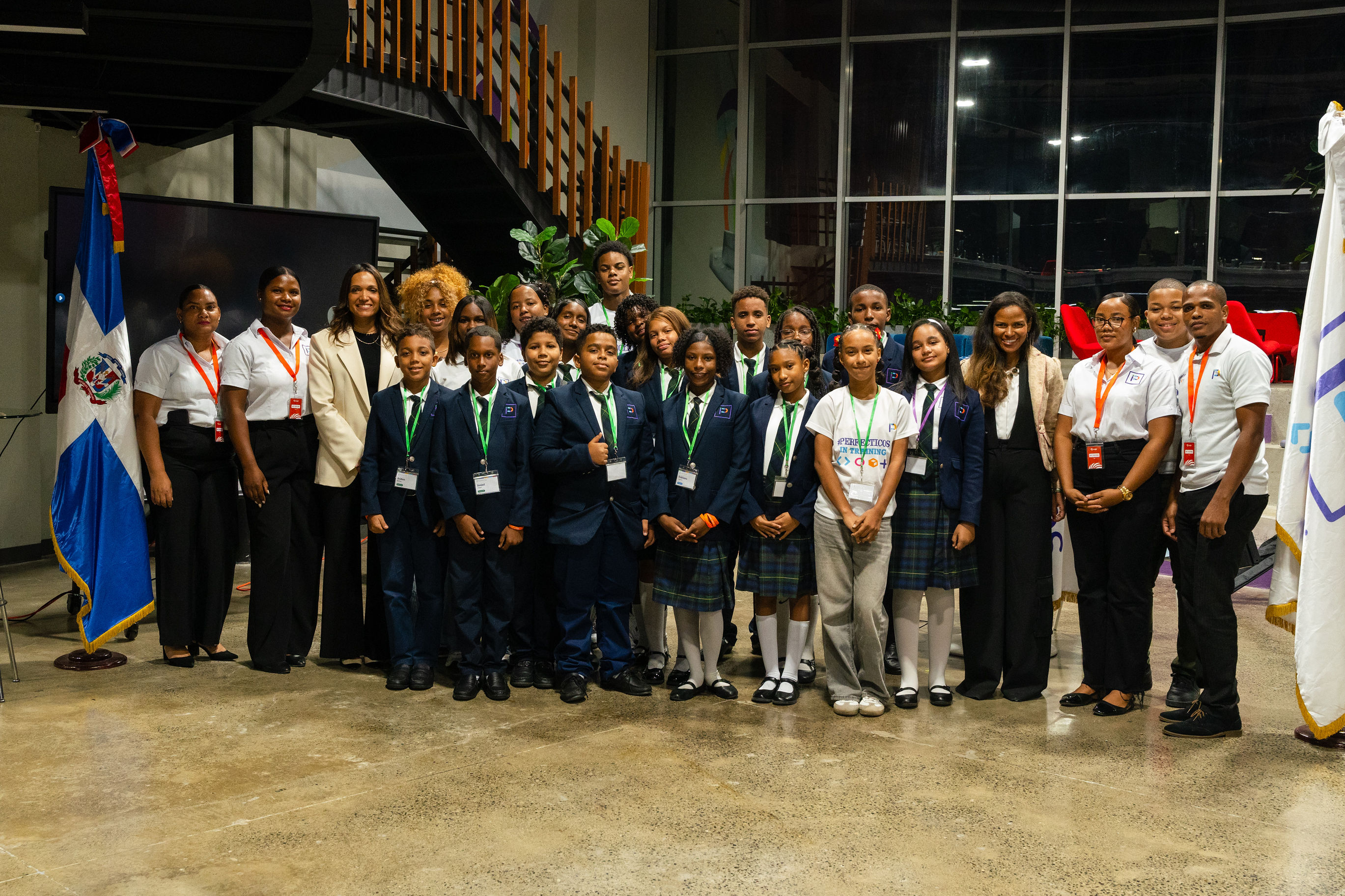 Milka Santana, fundadora y CEO de Perfecto Labs, junto a estudiantes durante el Cóctel Perfecto Labs.
