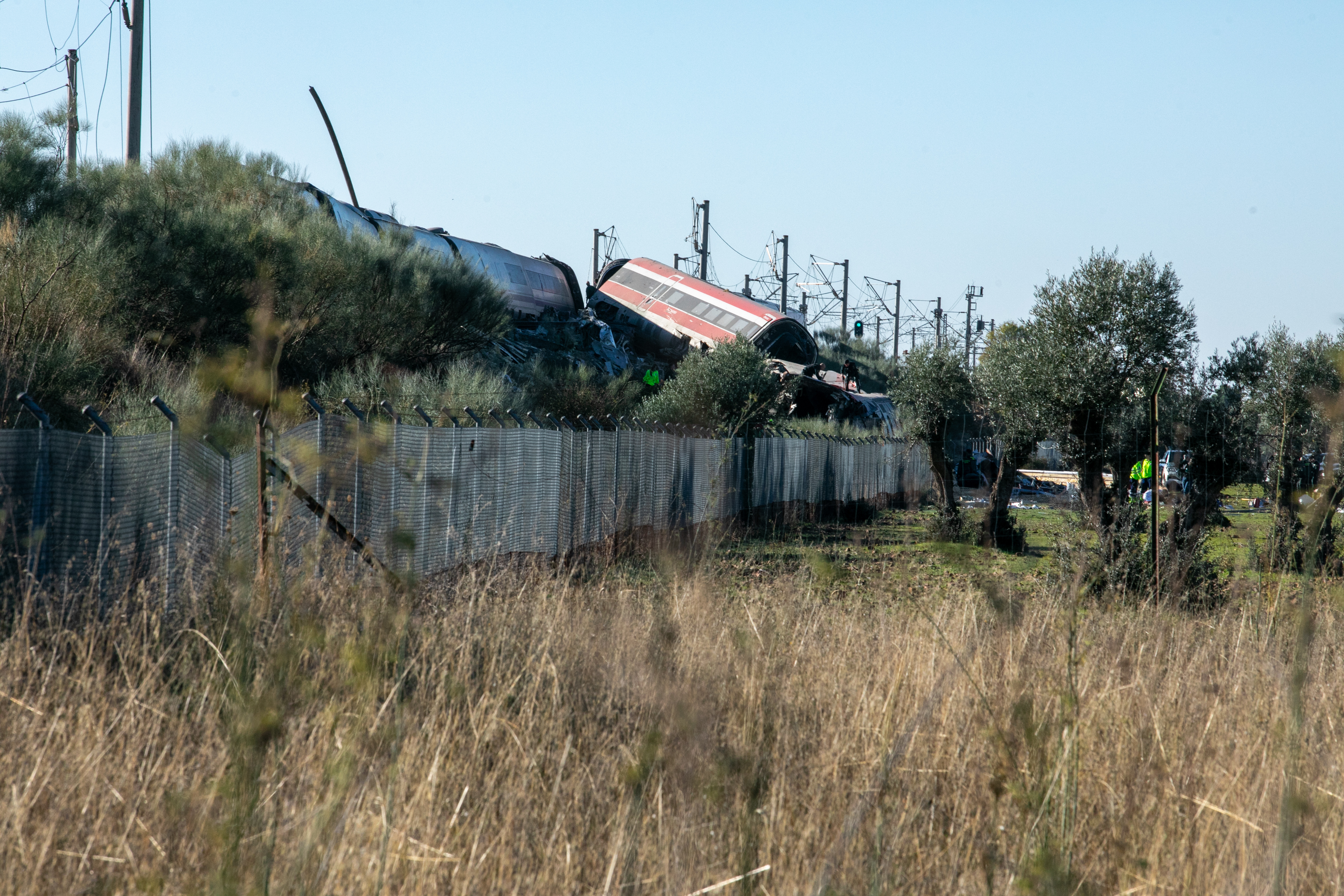 En la imagen, vista del lugar donde se produjo un choque entre dos trenes cerca de Urda, en el centro de España, el 28 de octubre de 2026. (Juanma Jimenez/Europa Press via AP)