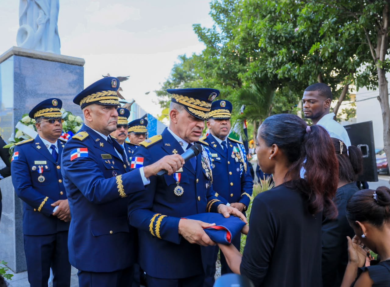Directo de la Policía entrega bandera a familiares de uno los policías caídos